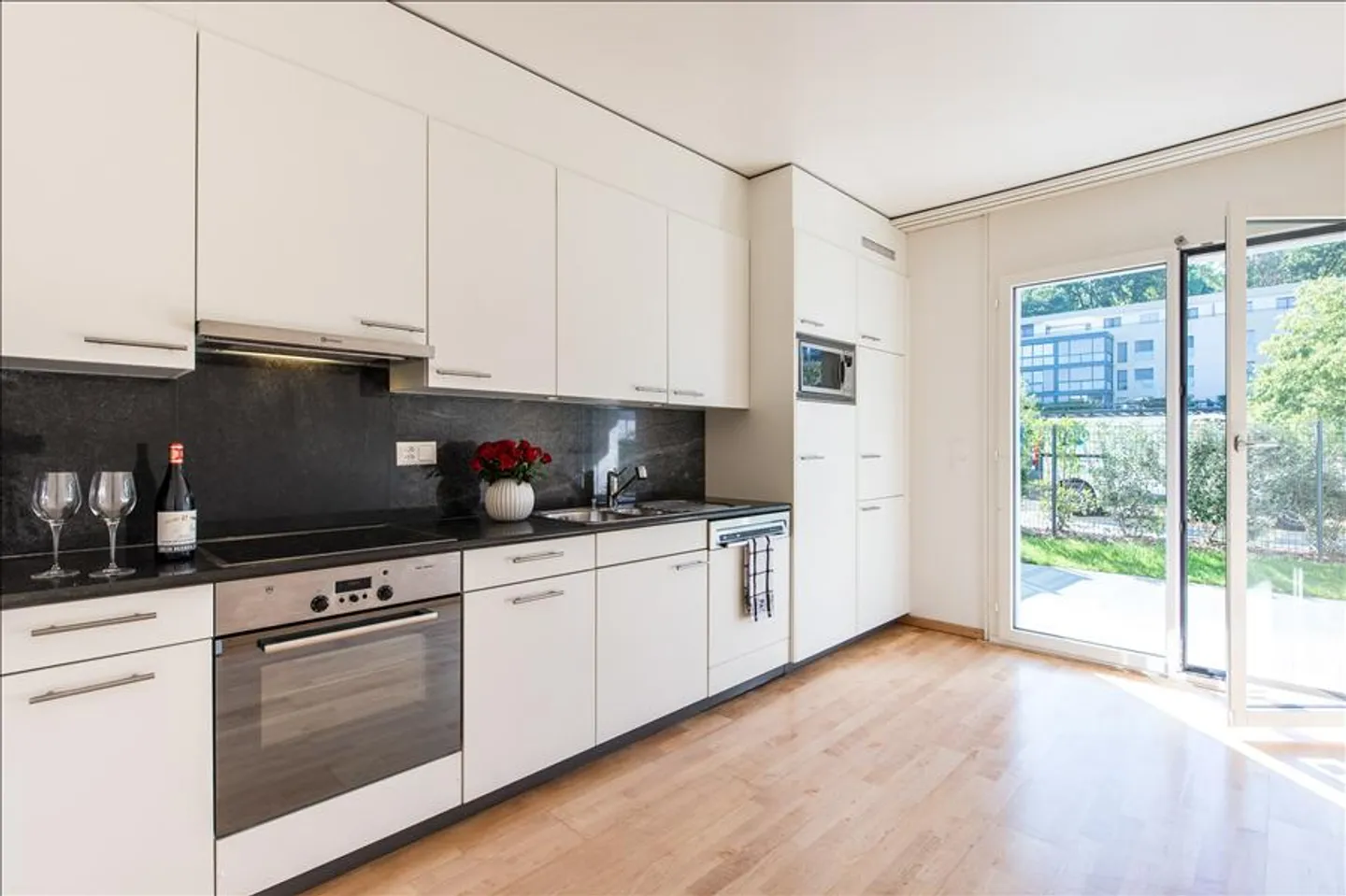 Luxury Apartment with Private Garden - Photo 4 of 8