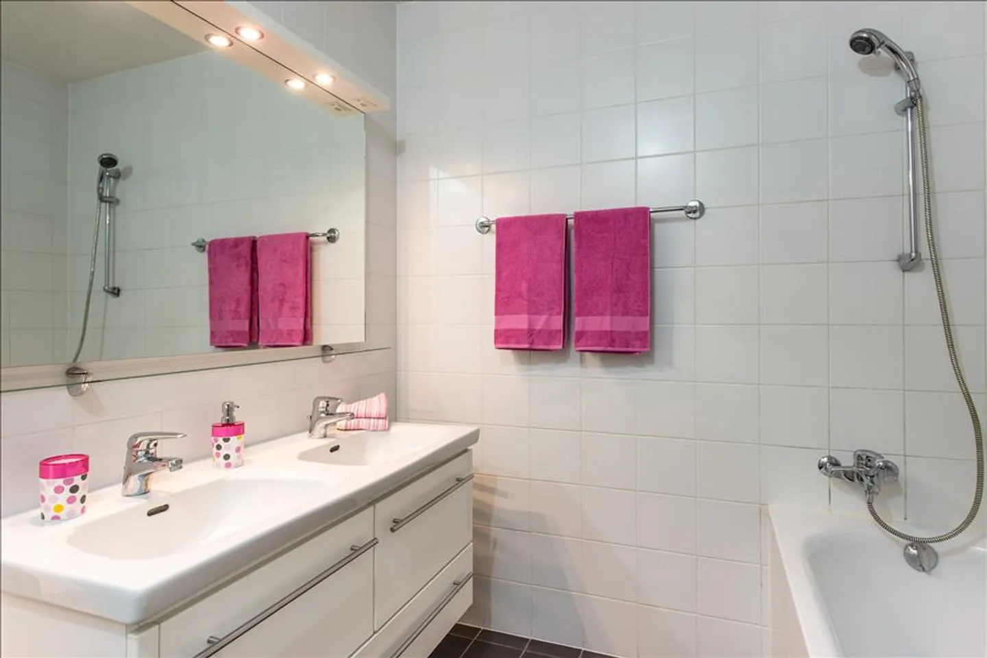 Luxury Apartment with Private Garden - Photo 6 of 8