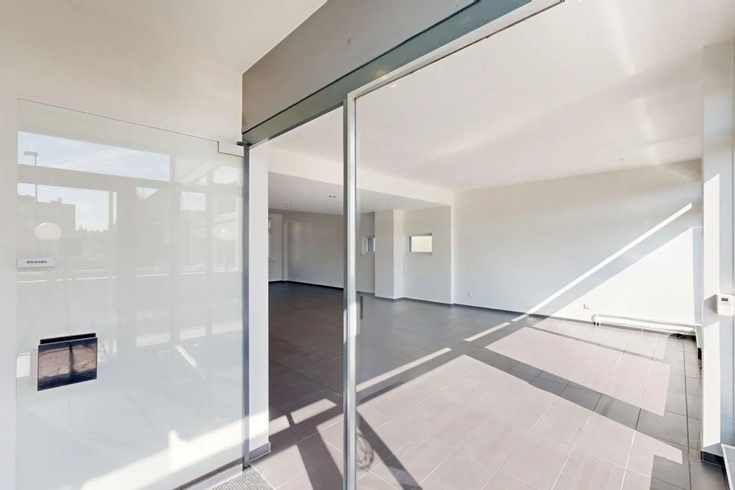 Attractive office/retail space on the ground floor with terrace and storage room - Photo 4 of 12