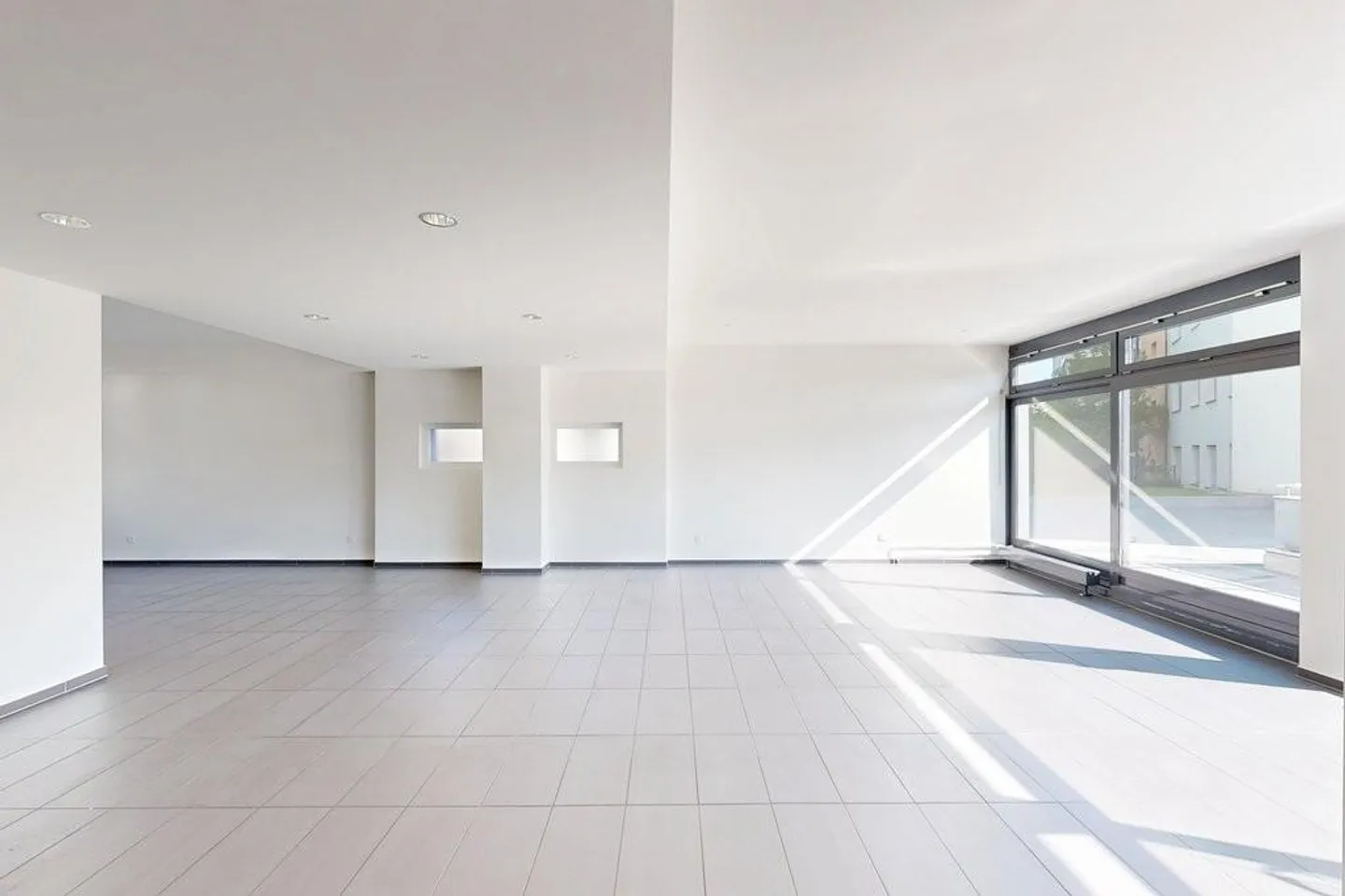 Attractive office/retail space on the ground floor with terrace and storage room - Photo 6 of 12