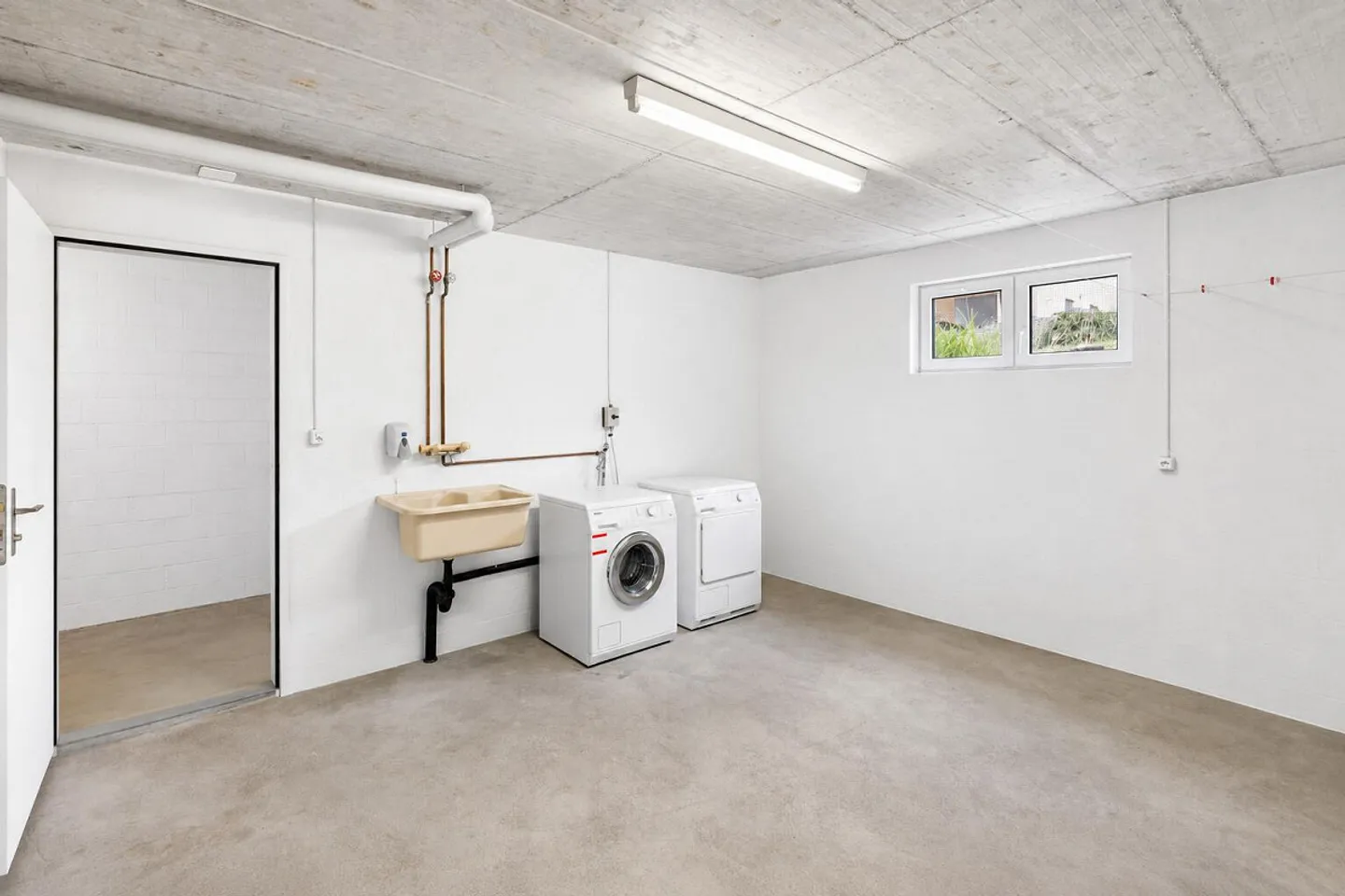 SPACIOUS 4.5-ROOM APARTMENT WITH LARGE BALCONY AND 2 GARAGE SPACES - Photo 14 of 21