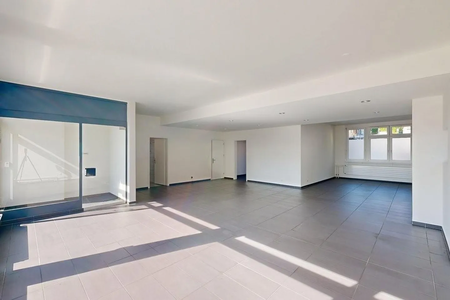 Attractive office/retail space on the ground floor with terrace and storage room - Photo 7 of 12