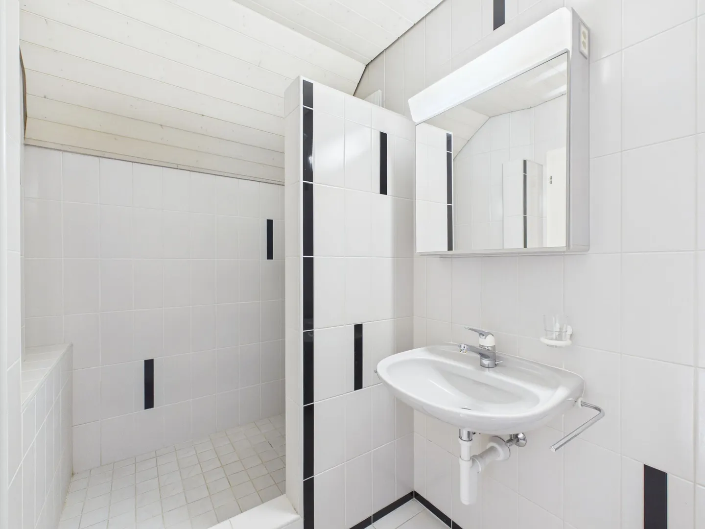 CENTRAL LIVING WITH CHARM AND GENEROUS SPACE OFFER - Photo 4 of 4