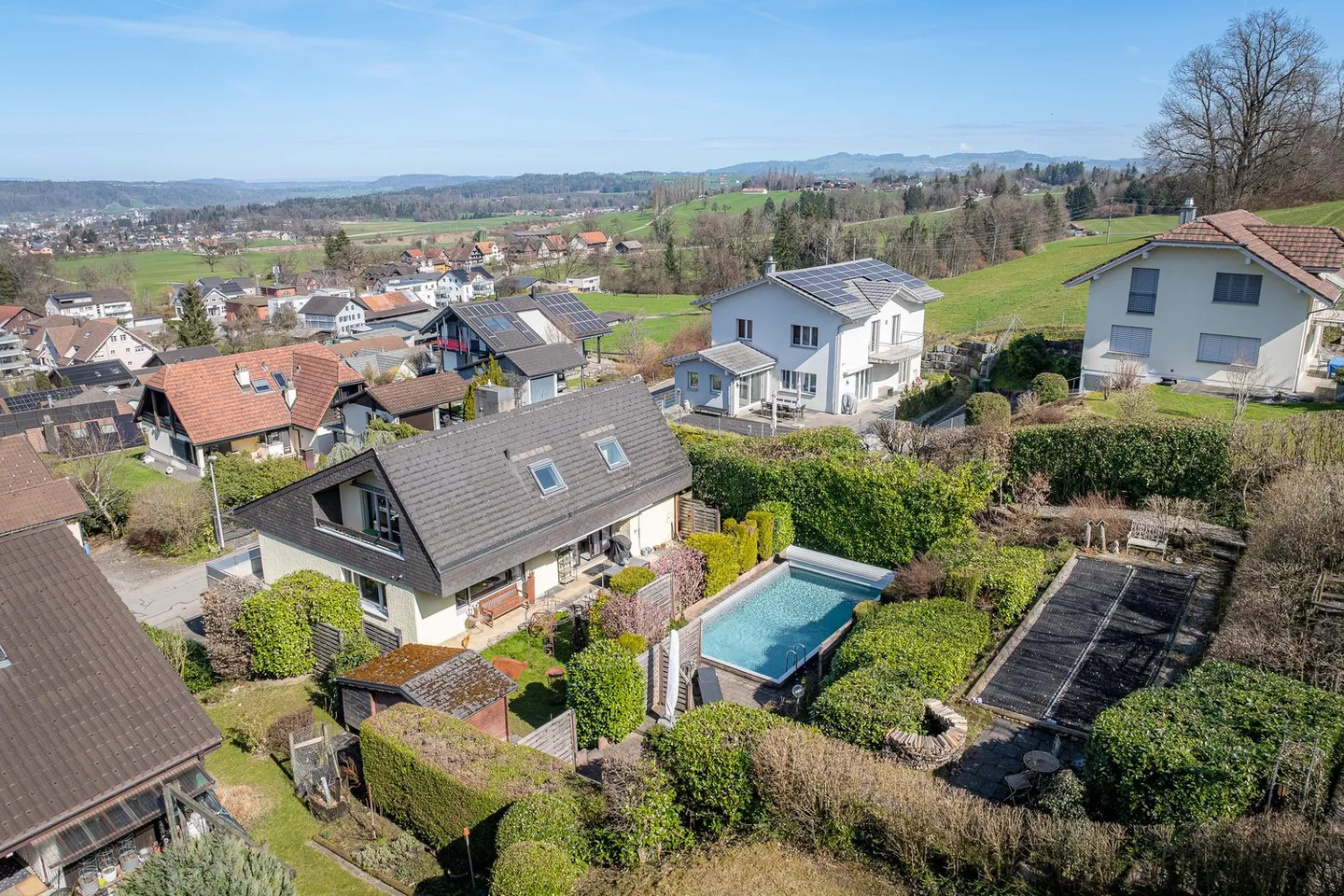 Casa unifamiliare da sogno di 7,5 locali con piscina e vista panoramica - Foto 1 di 11