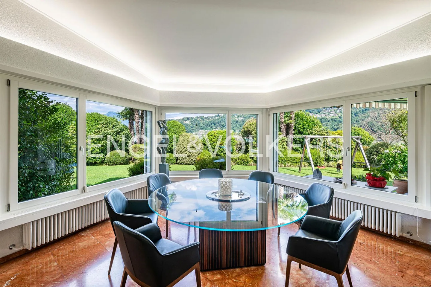 Exclusive villa with pool in first lake line - Photo 4 of 13
