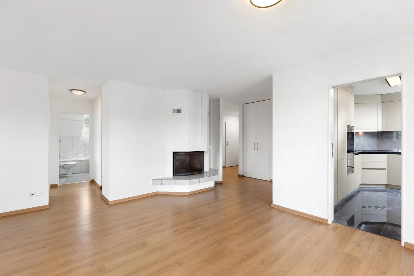 Living with Charm: Bright 5.5-Room Penthouse Apartment with Fireplace - Photo 3 of 15