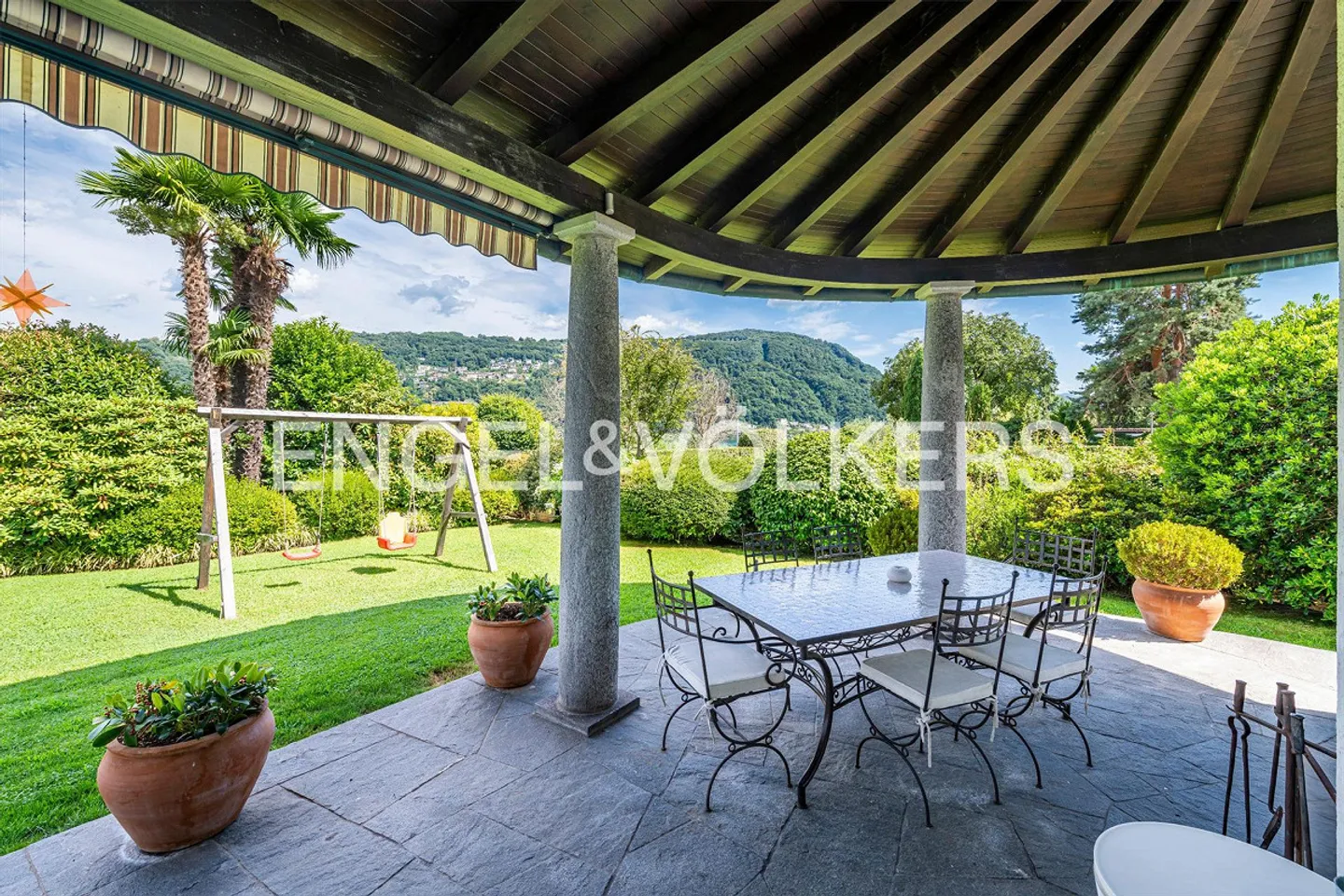 Exclusive villa with pool in first lake line - Photo 10 of 13