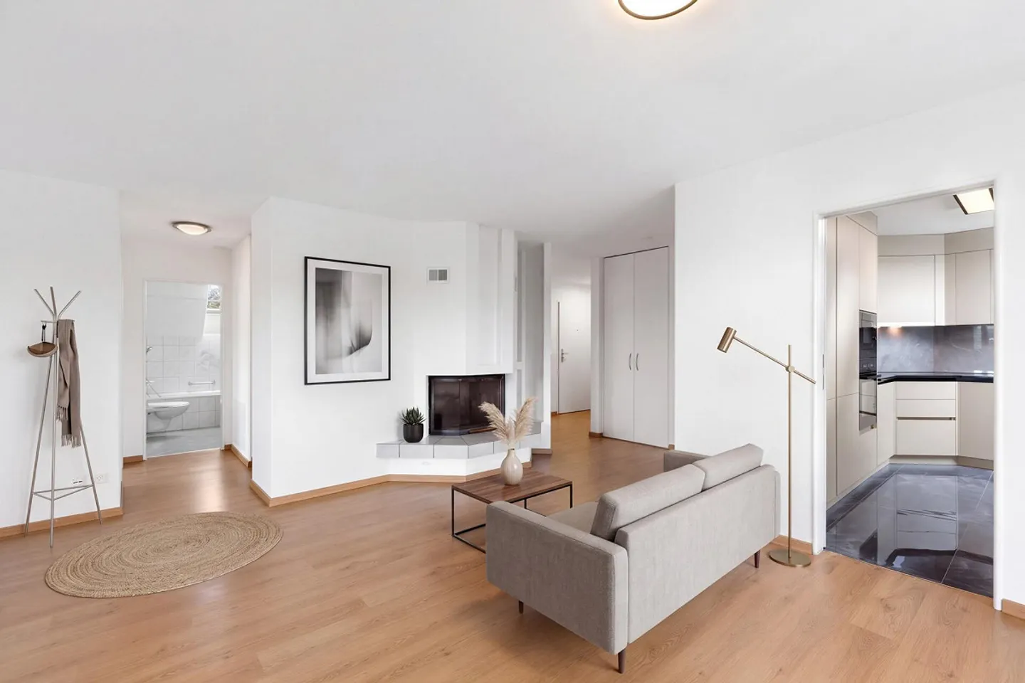 Living with Charm: Bright 5.5-Room Penthouse Apartment with Fireplace - Photo 4 of 15