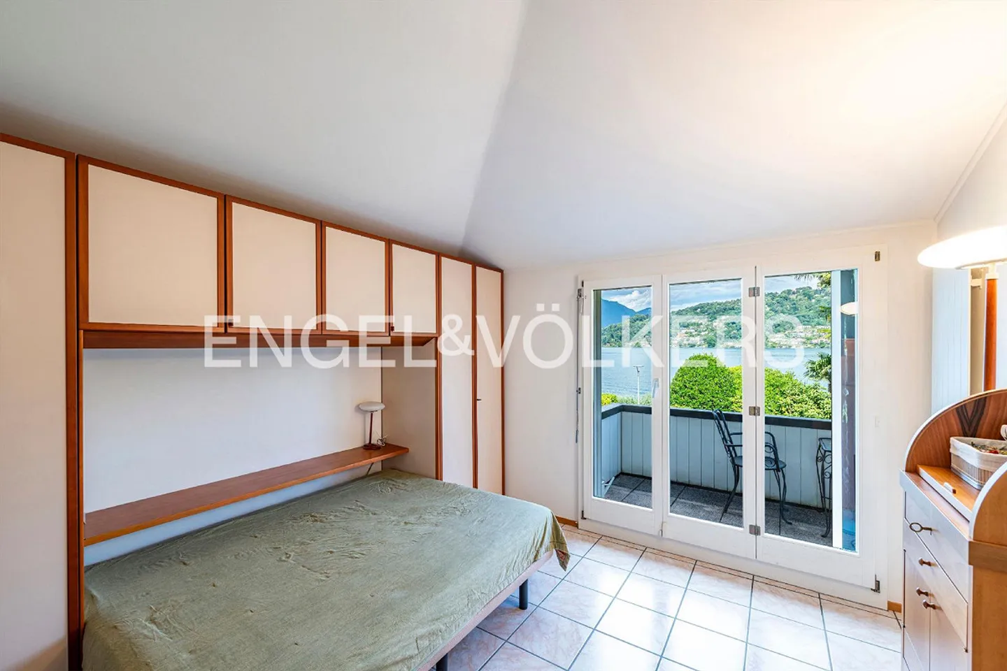 Exclusive villa with pool in first lake line - Photo 8 of 13