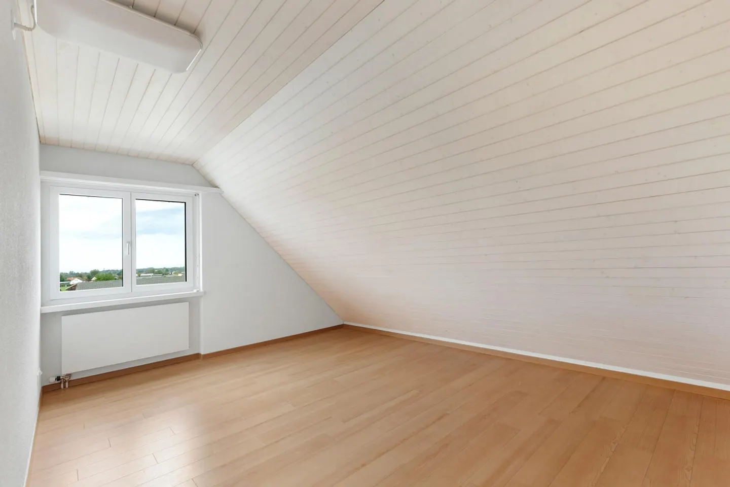 Living with Charm: Bright 5.5-Room Penthouse Apartment with Fireplace - Photo 10 of 15