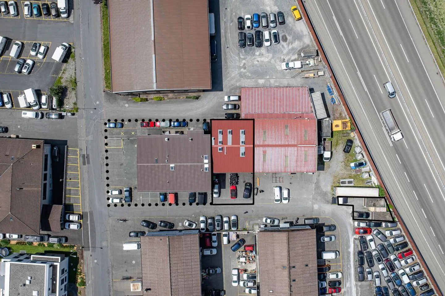 Commercial property - Photo 3 of 6