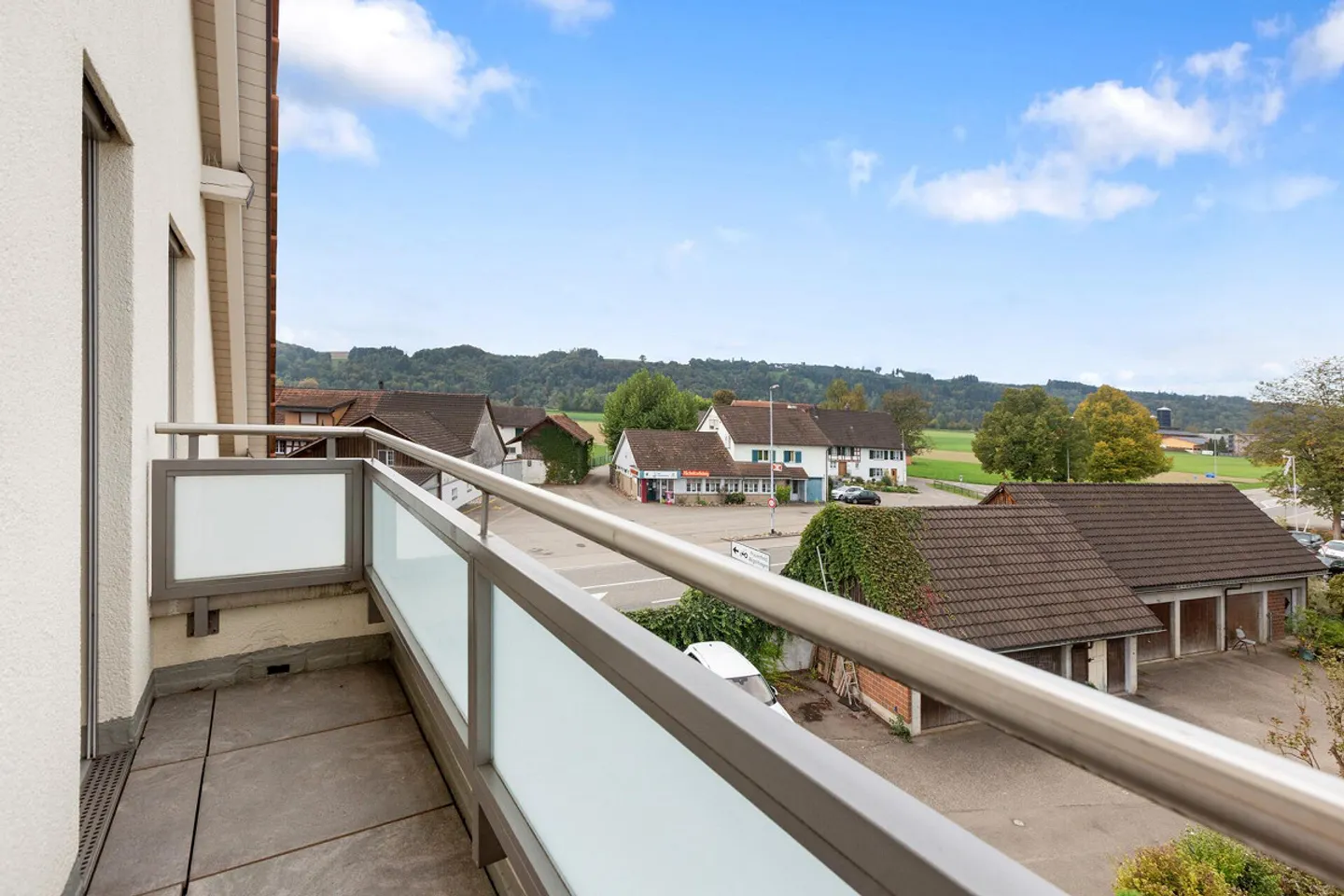 Living with Charm: Bright 5.5-Room Penthouse Apartment with Fireplace - Photo 7 of 15