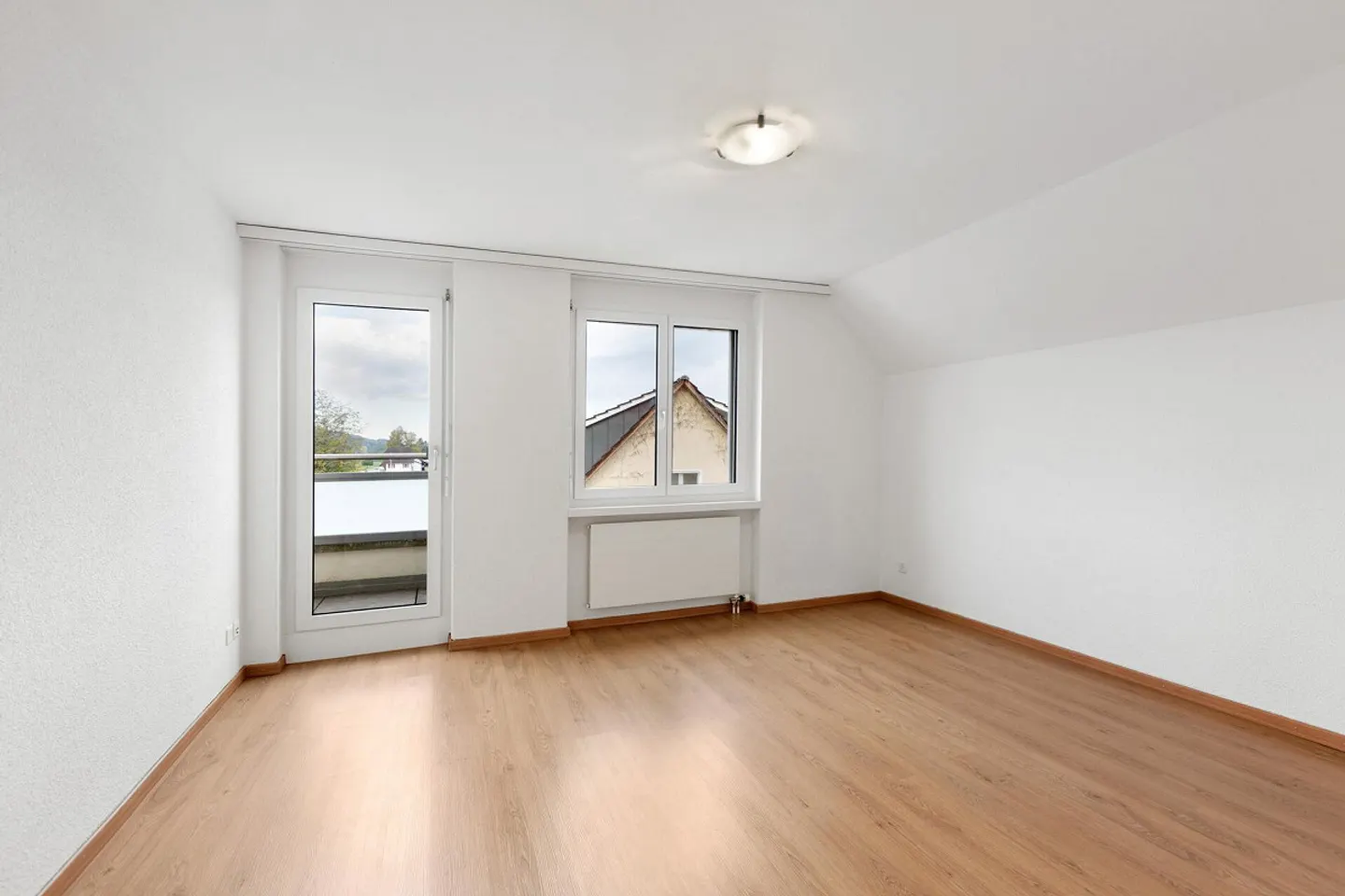 Living with Charm: Bright 5.5-Room Penthouse Apartment with Fireplace - Photo 8 of 15