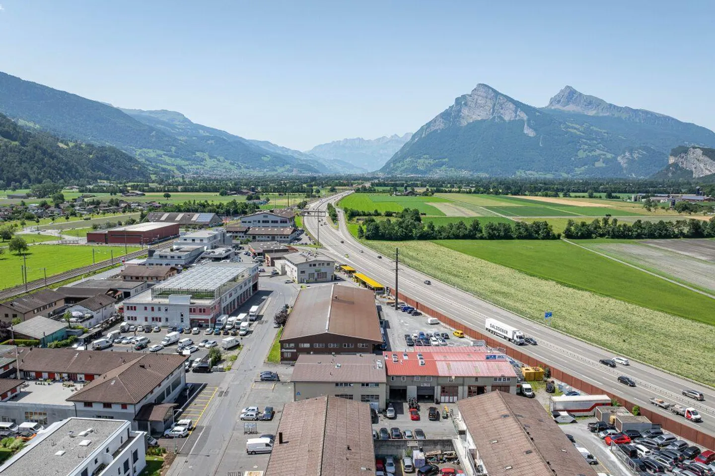 Commercial property - Photo 4 of 6