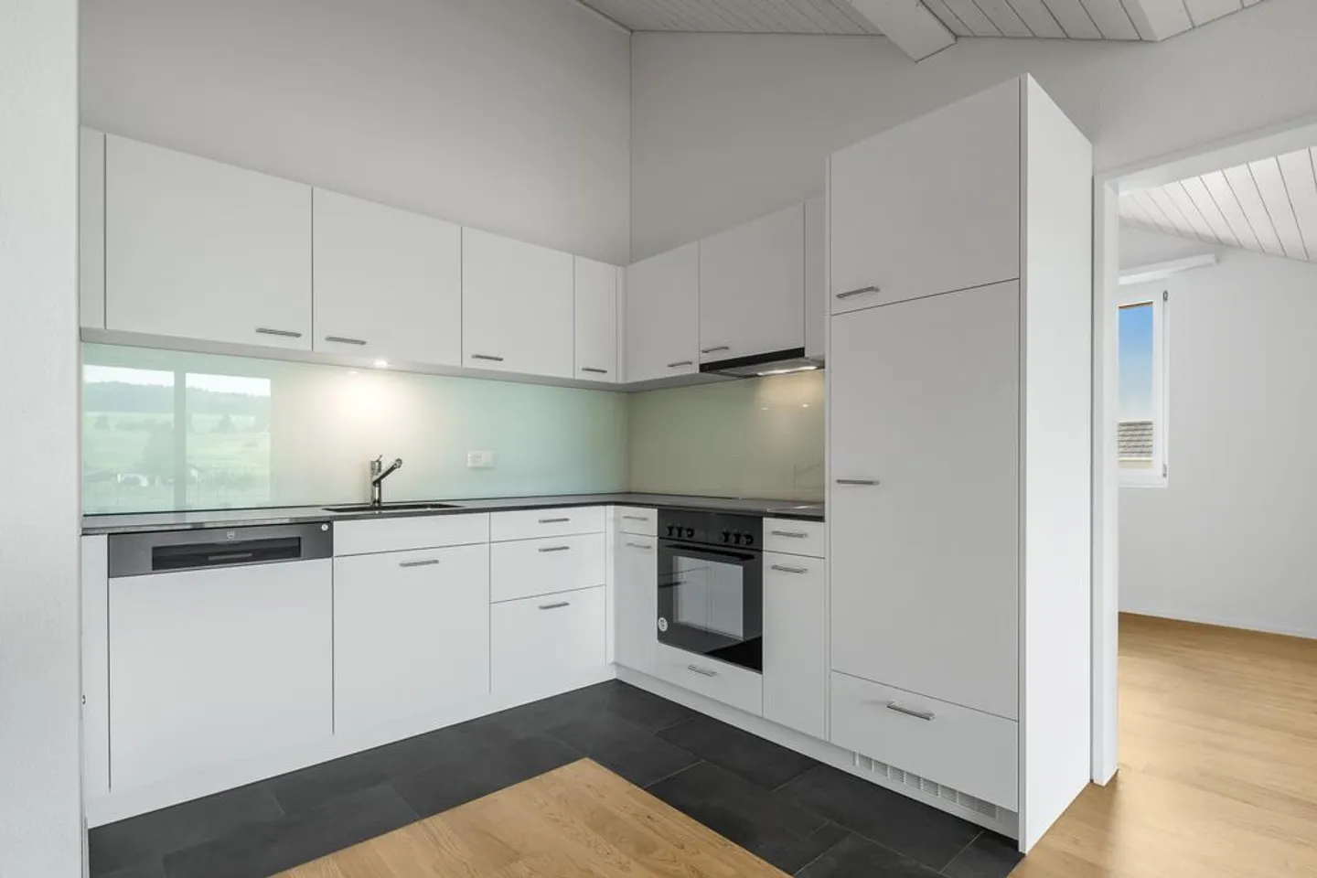 Modern 3.5 Room Attic Apartment in Abtwil, AG - Photo 3 of 10