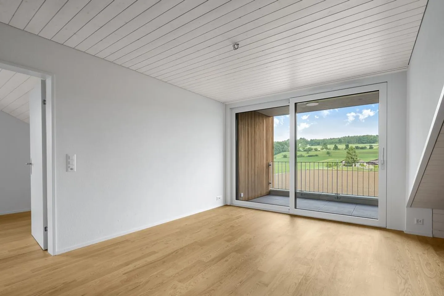 Modern 3.5 Room Attic Apartment in Abtwil, AG - Photo 4 of 10