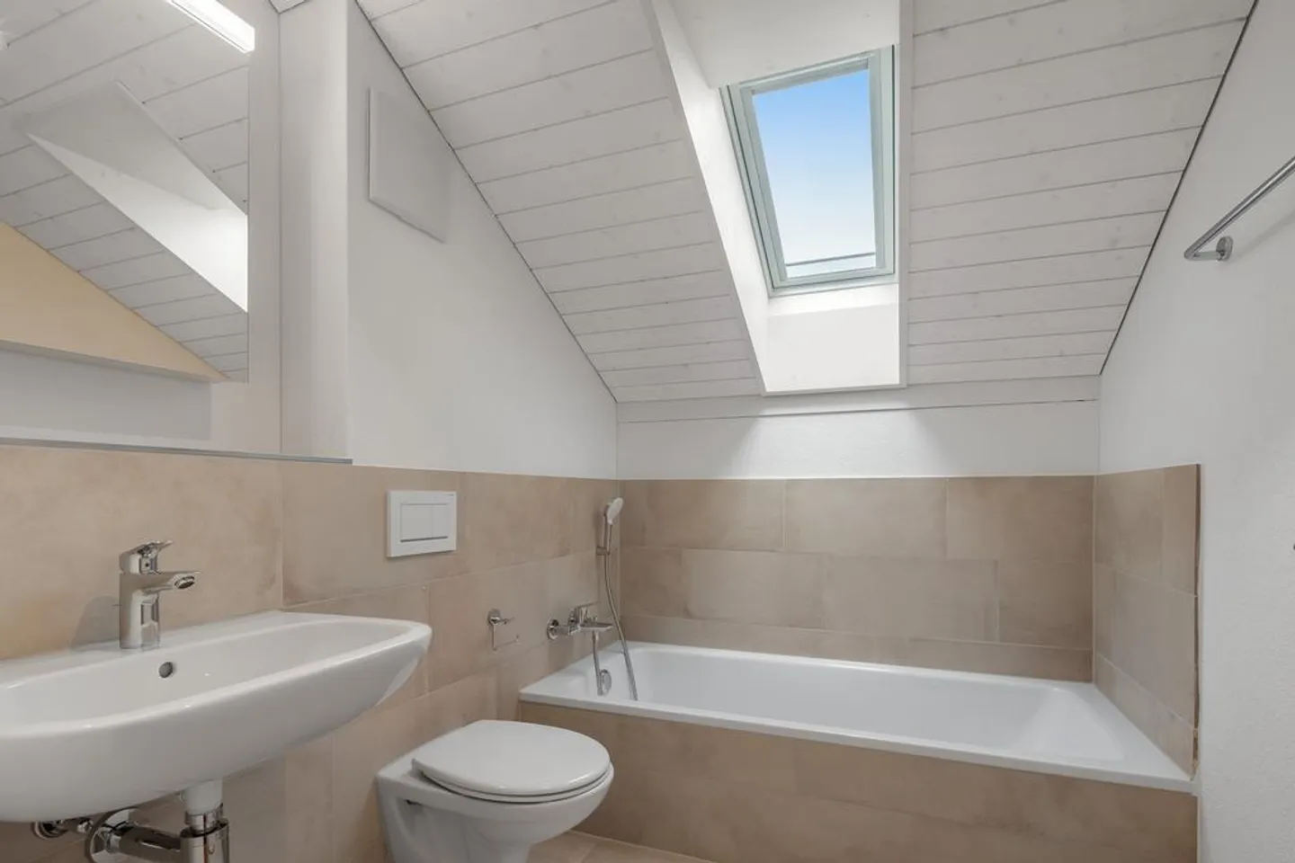 Modern 3.5 Room Attic Apartment in Abtwil, AG - Photo 6 of 10