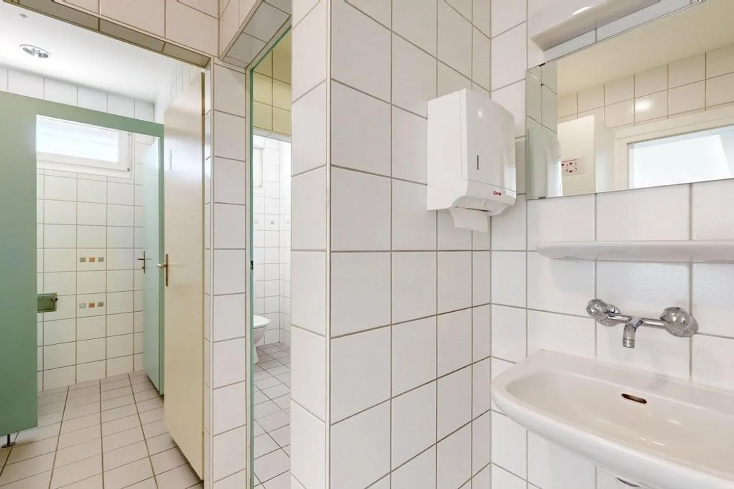 Attractive office/retail space on the ground floor with terrace and storage room - Photo 10 of 12