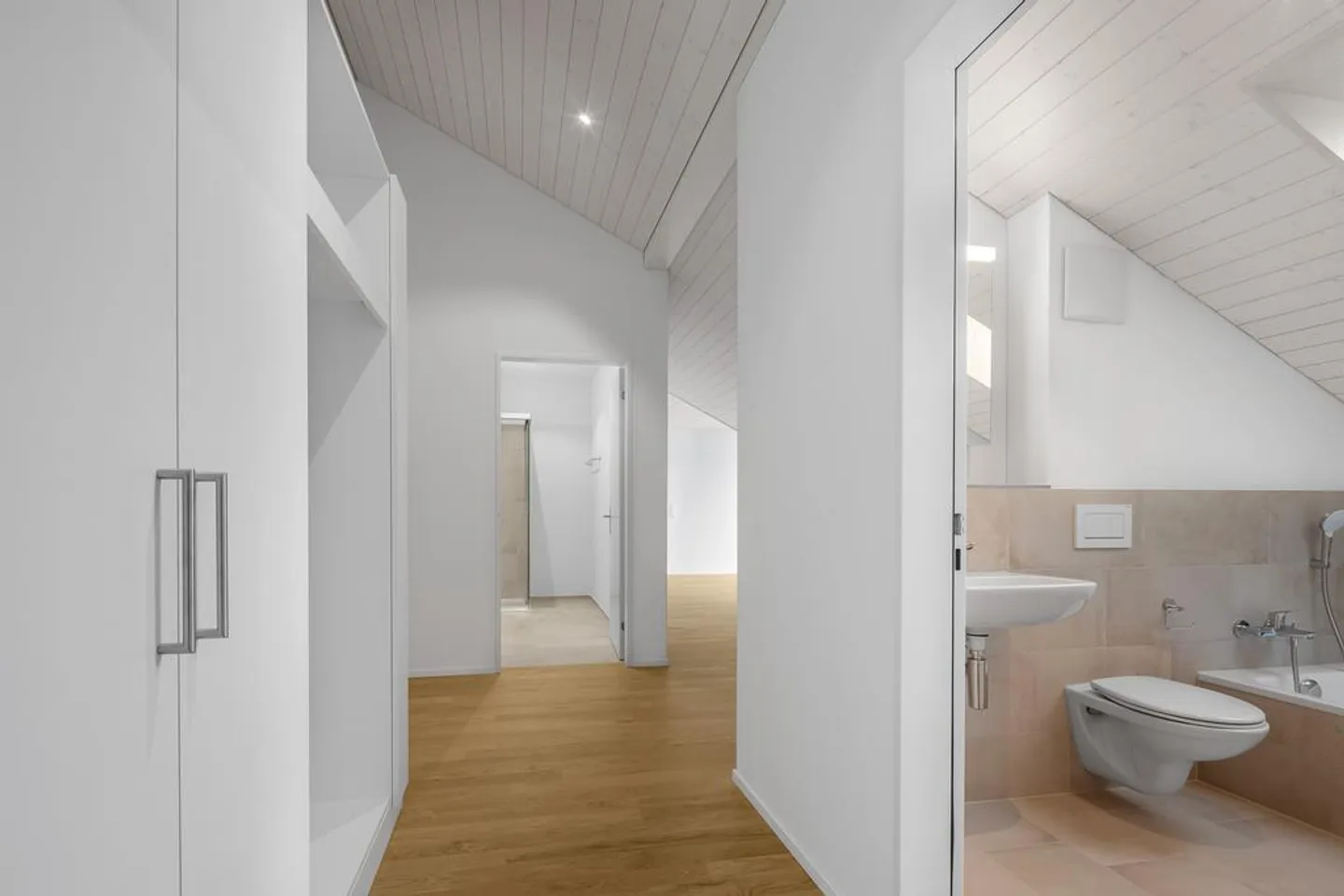 Modern 3.5 Room Attic Apartment in Abtwil, AG - Photo 9 of 10