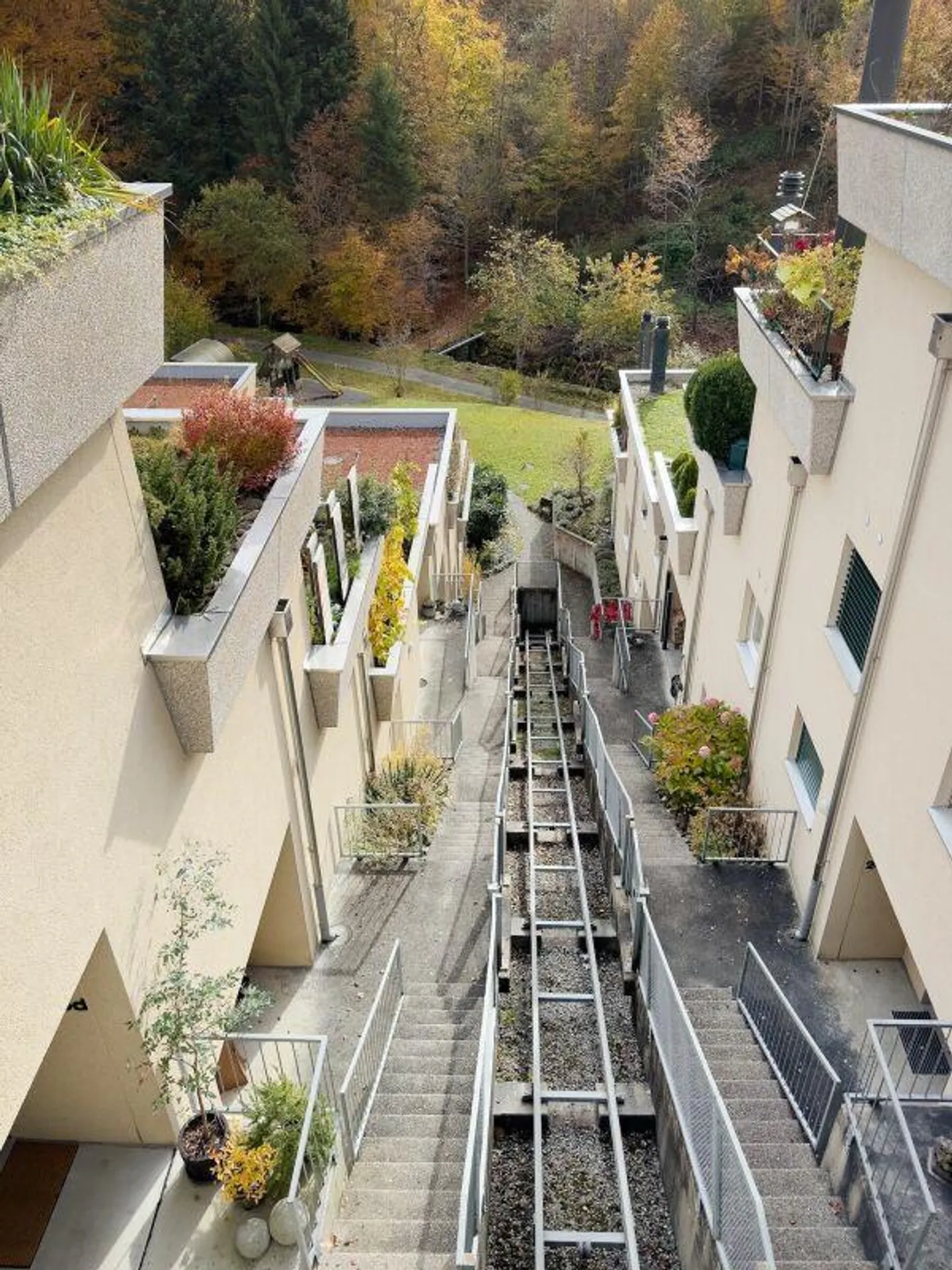 Casa a terrazza luminosa di 5,5 stanze con due posti auto coperti - Foto 6 di 30