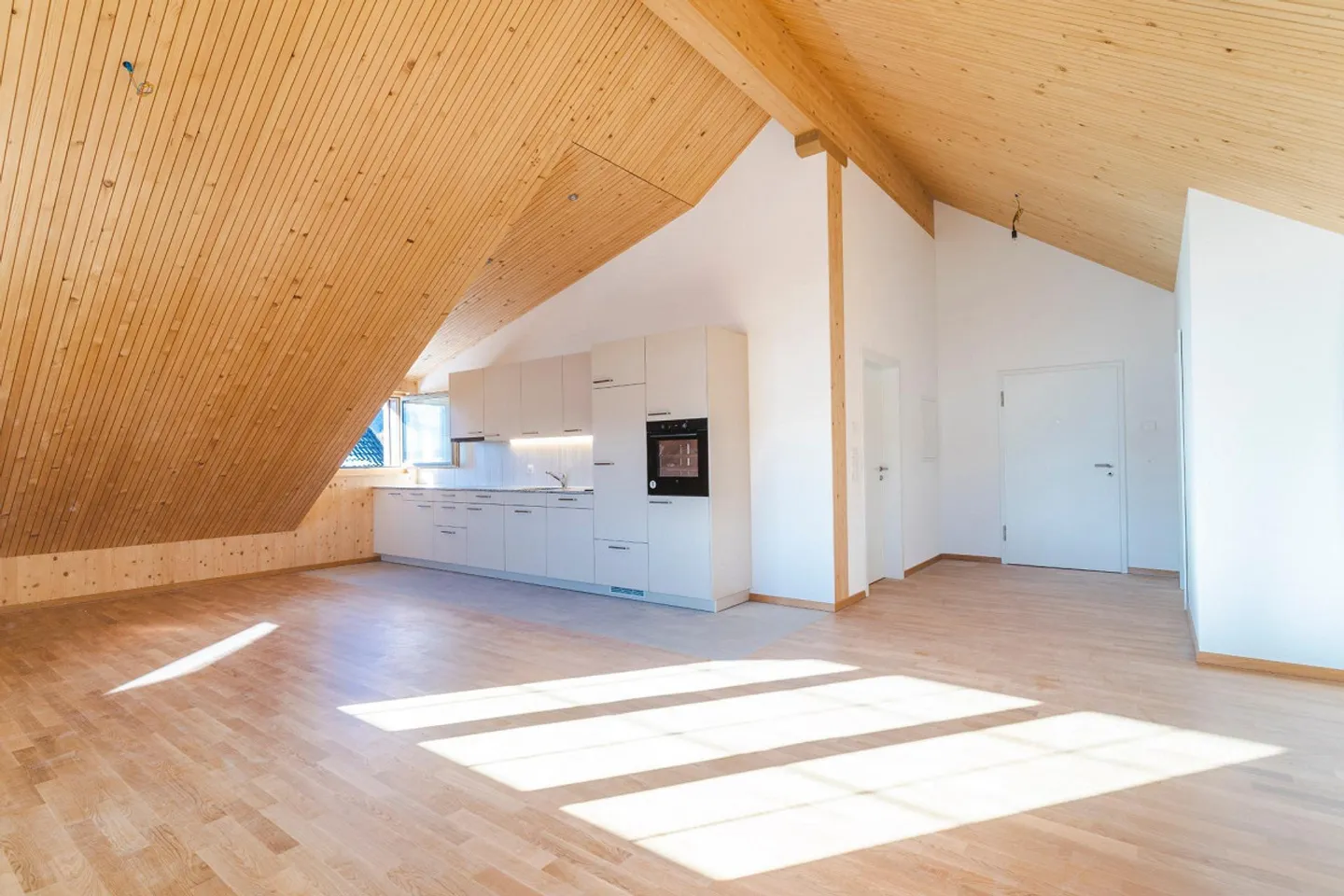 Appartement de toit de 2,5 pièces à louer - Photo 3 sur 11