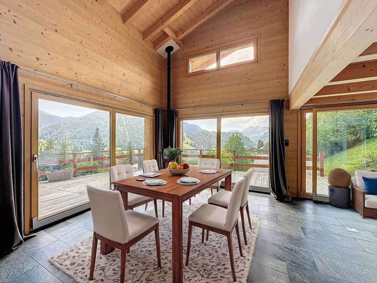 Magnificent chalet with 7.5 rooms and breathtaking mountain views - Photo 2 of 13