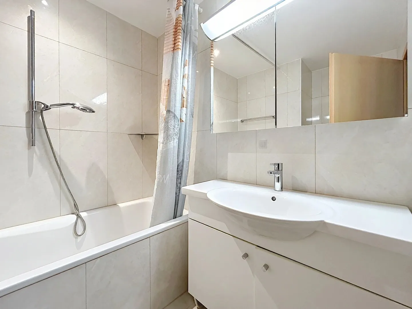 4,5 Zimmer mit Garten und separatem Eingang - Foto 8 von 9