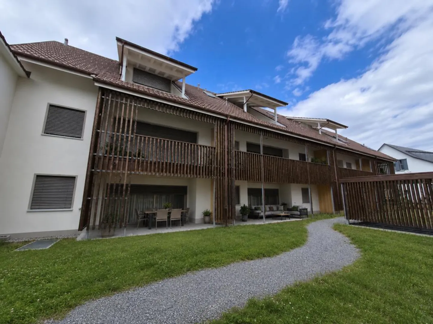 Spacious, modern 3.5-room garden apartment for rent - Photo 2 of 12