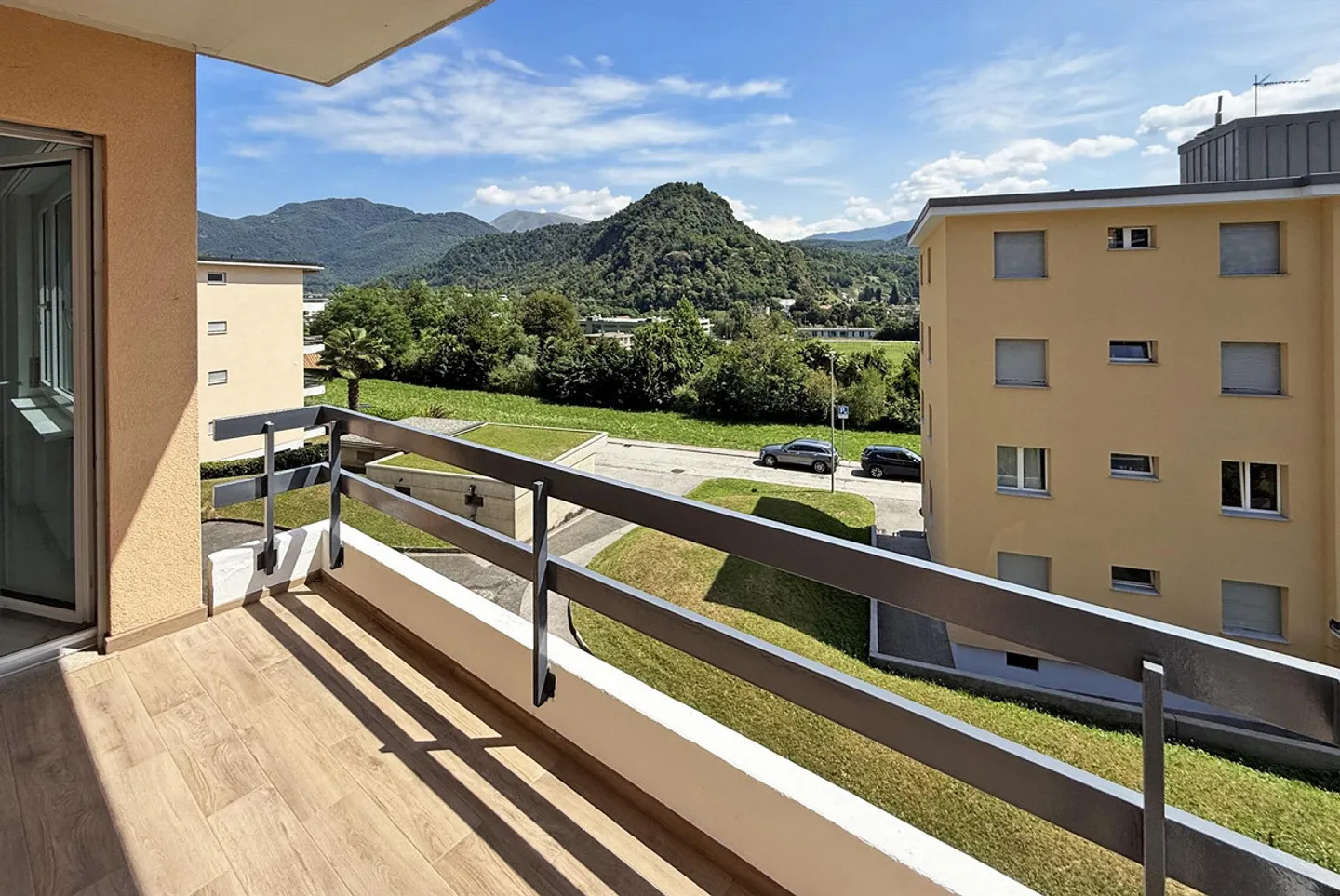 OPPORTUNITY - BRIGHT 4.5 RENOVATED APARTMENT WITH TERRACE IN GRAVESANO - Photo 3 of 9