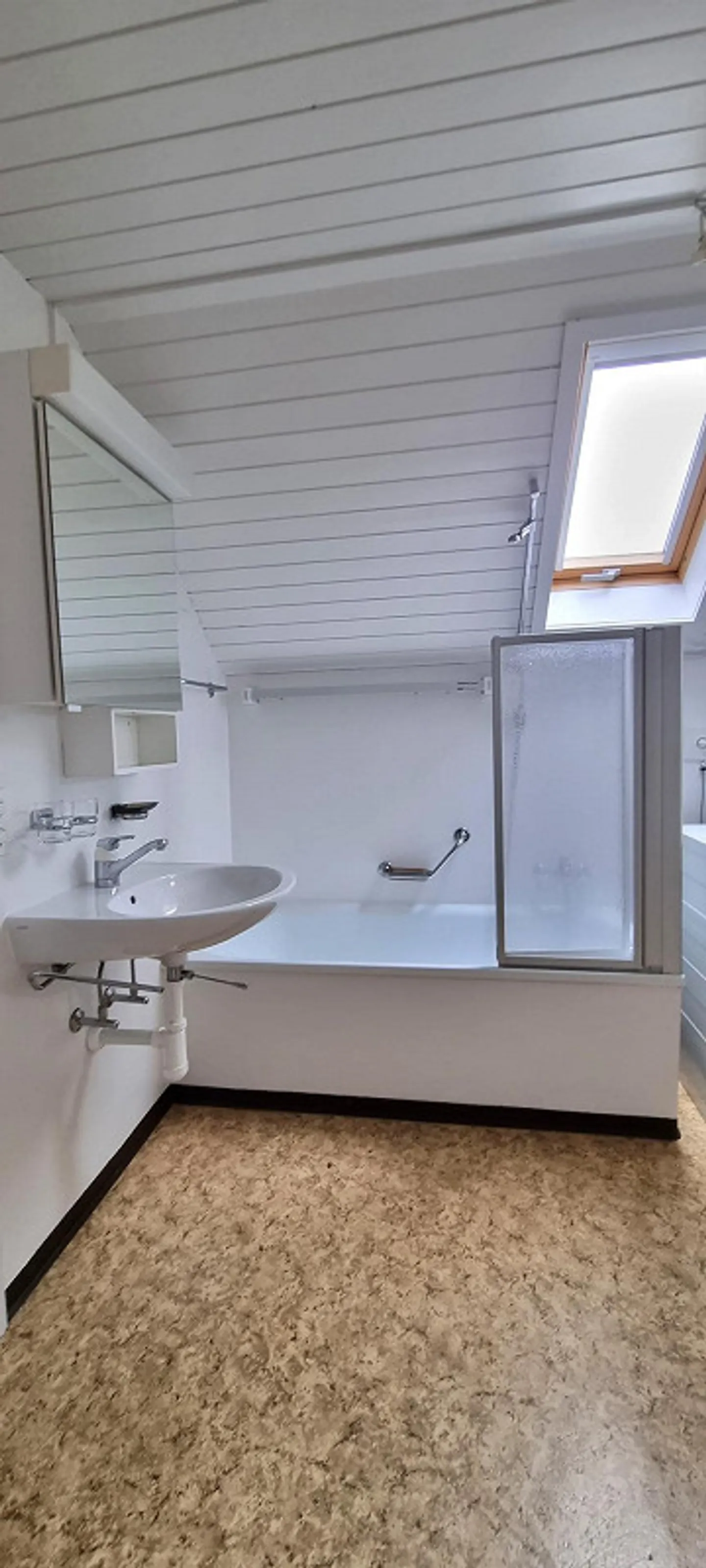 Not 08/15 – 3.5 rooms with balcony, garden and panoramic view - Photo 11 of 13