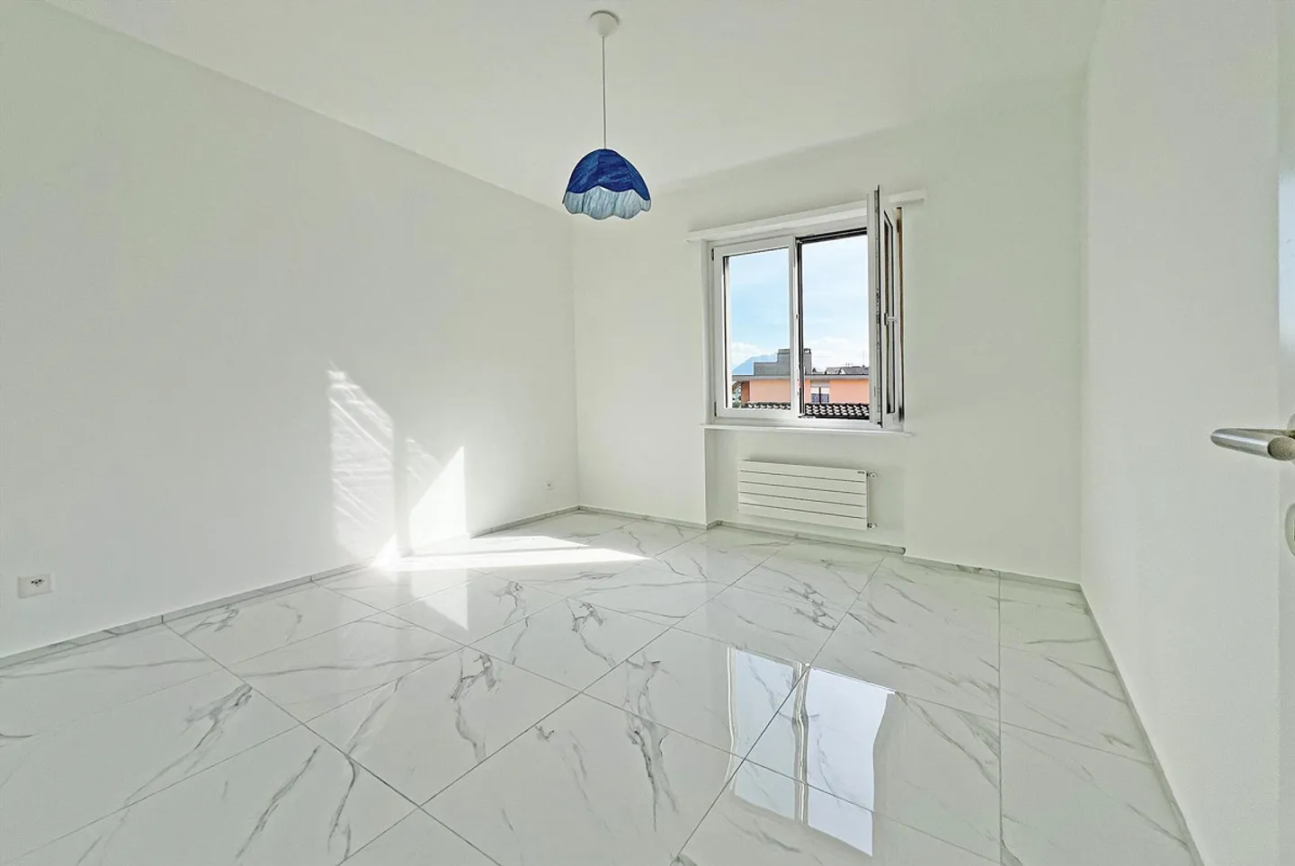 OPPORTUNITY - BRIGHT 4.5 RENOVATED APARTMENT WITH TERRACE IN GRAVESANO - Photo 6 of 9