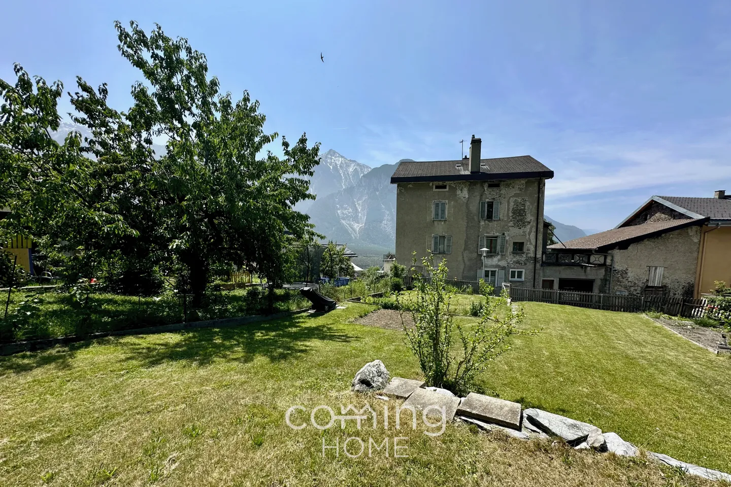 Sunny gem in an old building in Leuk-Stadt - 4.5-room apartment with a tiled stove and spacious garden - Photo 11 of 13