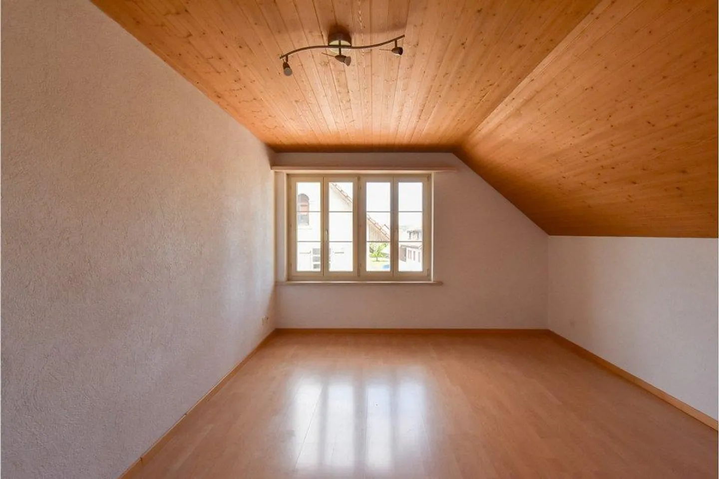 Appartamento attico 4.5 camere affascinante con potenziale di ristrutturazione in una posizione centrale - Foto 10 di 13