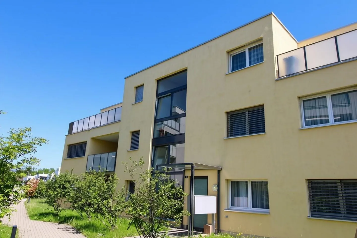 Lichtdurchflutete 5.5-Zimmerwohnung im Oberland zu vermieten - Foto 1 von 10