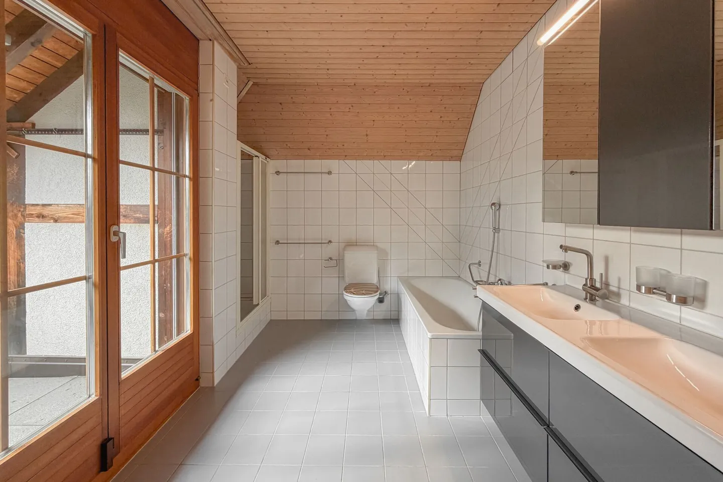 Peace, Sun, Space: dreamy country house on the edge of the meadow - Photo 10 of 12