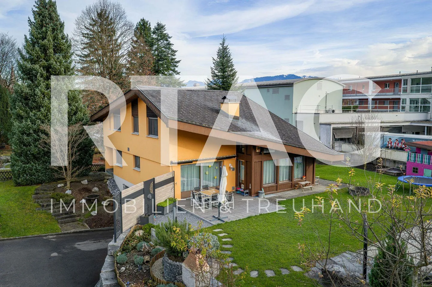 detached house - Photo 1 of 13