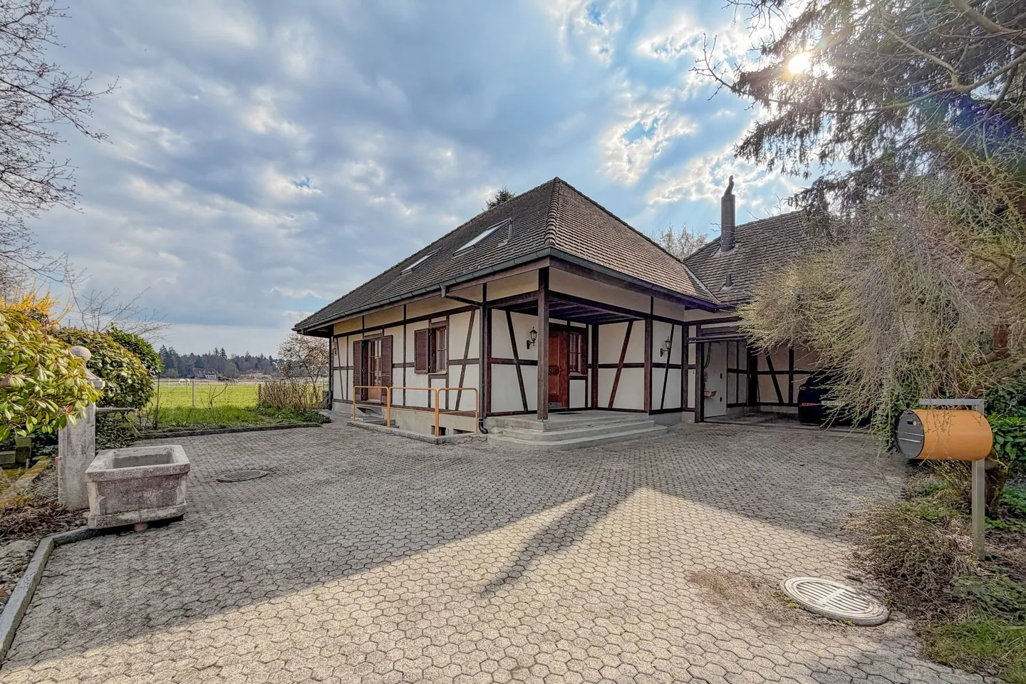 Peace, Sun, Space: dreamy country house on the edge of the meadow - Photo 3 of 12
