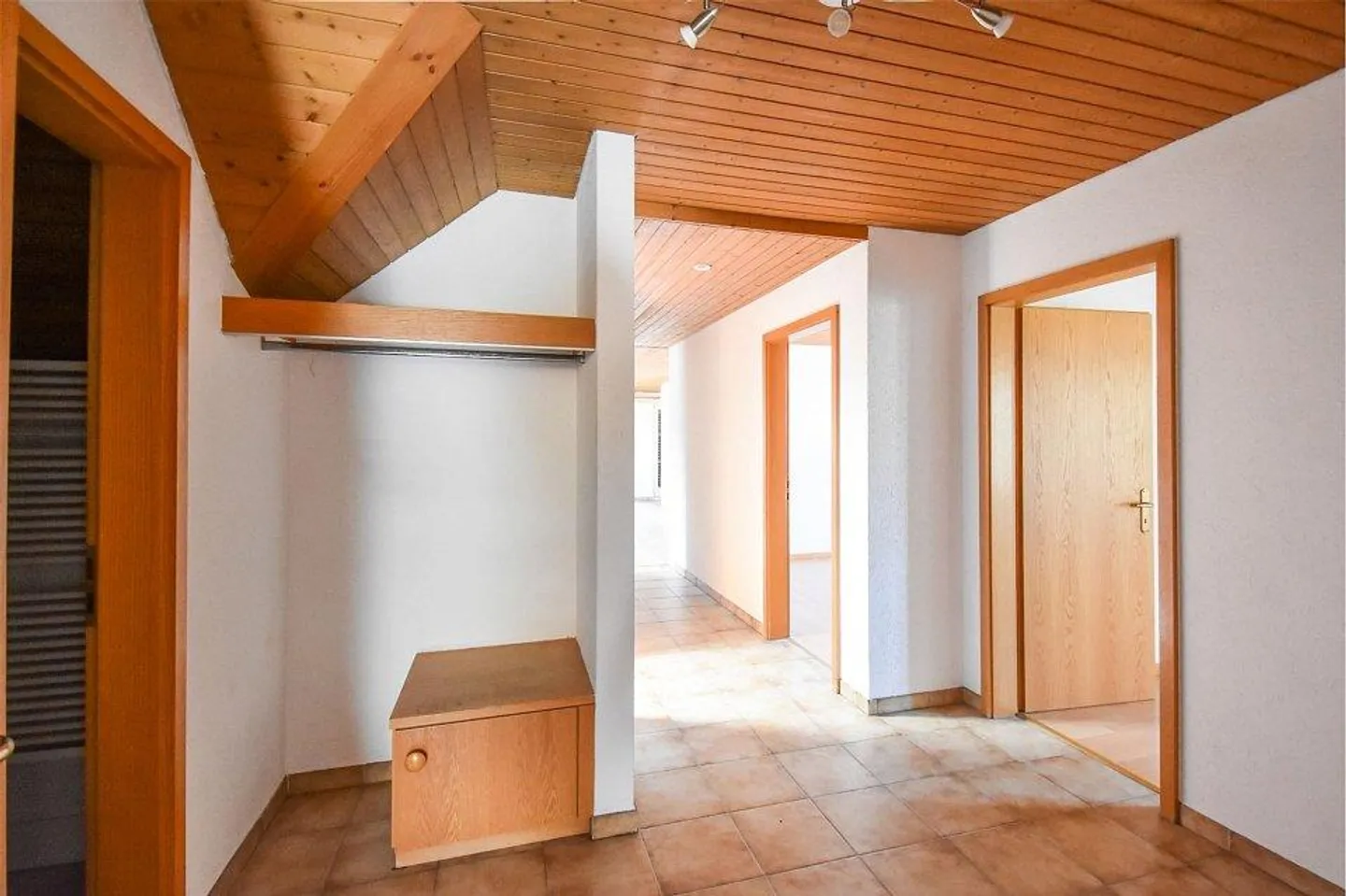 Appartamento attico 4.5 camere affascinante con potenziale di ristrutturazione in una posizione centrale - Foto 3 di 13