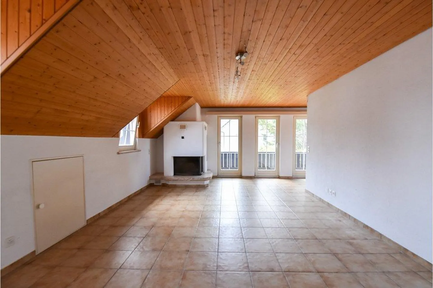 Appartamento attico 4.5 camere affascinante con potenziale di ristrutturazione in una posizione centrale - Foto 4 di 13
