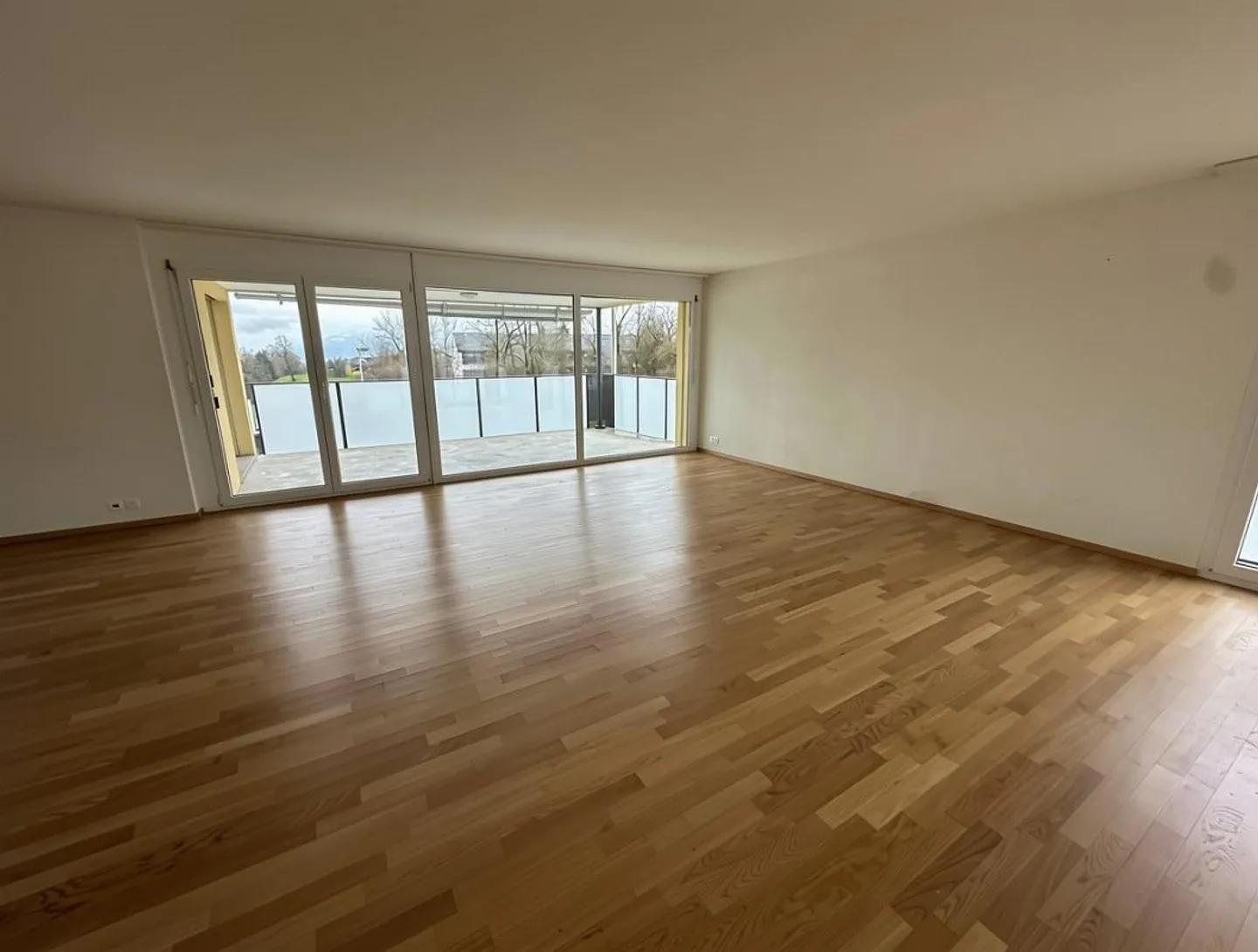 Lichtdurchflutete 5.5-Zimmerwohnung im Oberland zu vermieten - Foto 3 von 10
