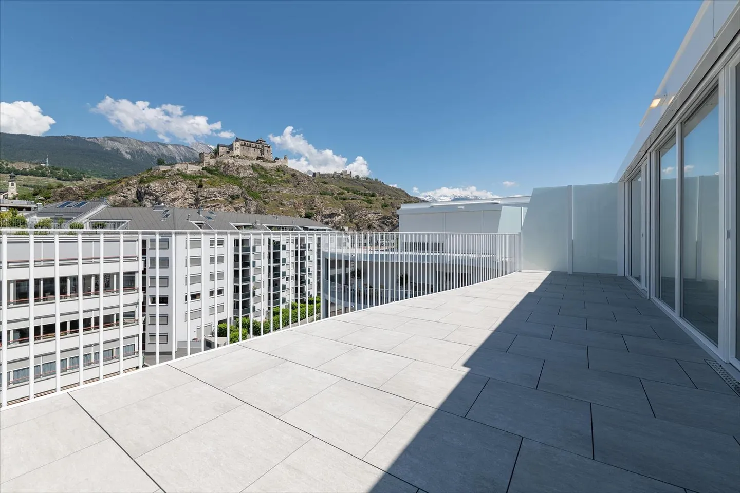 Magnifique appartement en attique de 3,5 pièces avec vue sur le château de Sion - Photo 2 sur 4