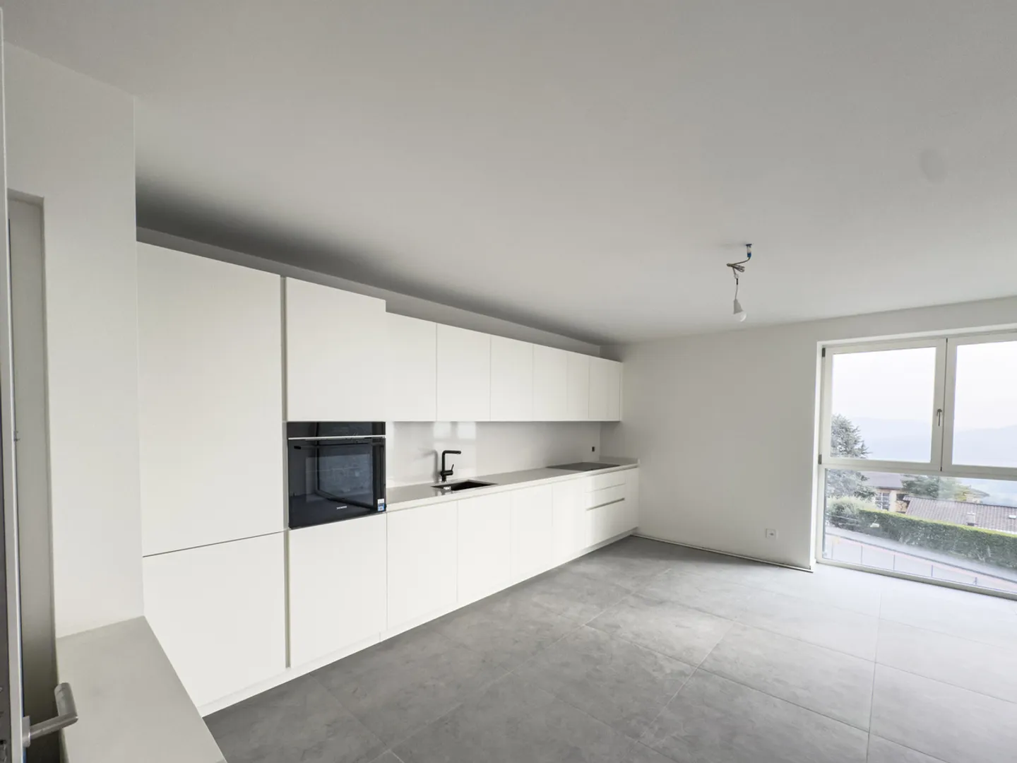 Duplex penthouse moderne de 3,5 pièces à Besazio - Photo 2 sur 18