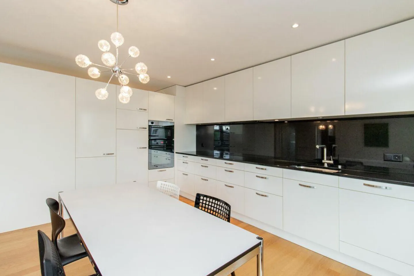 Stylishly furnished 4.5-room apartment near the University of St. Gallen - bright, modern & ready to move in - Photo 4 of 13