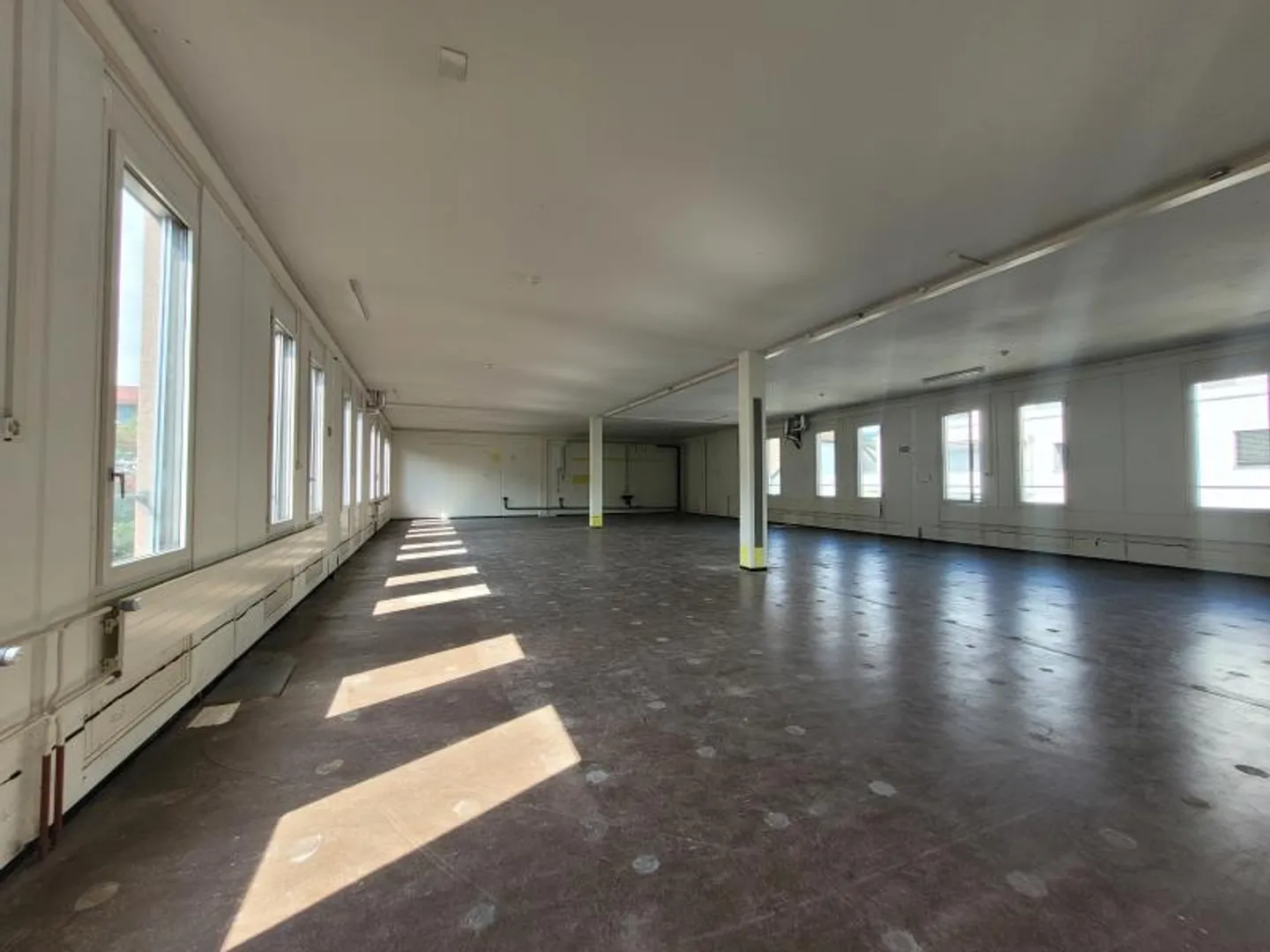 Mixed-use building for rent - Photo 1 of 2