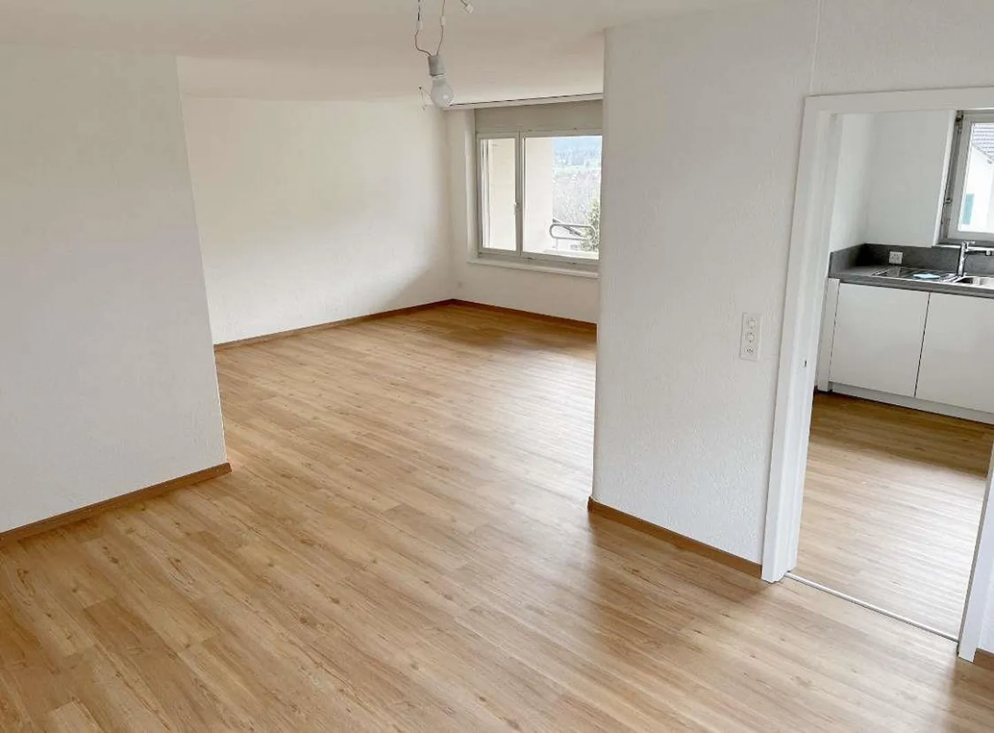 Ampio appartamento di 5,5 locali in una zona adatta alle famiglie a Rebstein - Foto 2 di 11