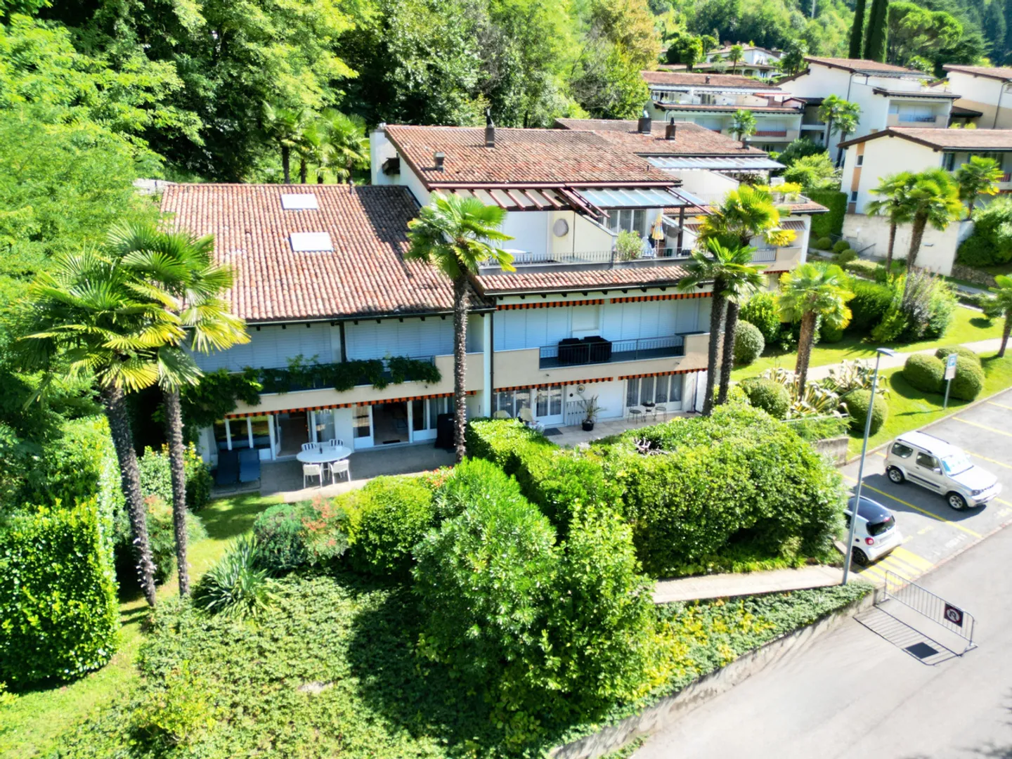 Holiday Home - Living with Stunning View and Garden - Photo 3 of 15