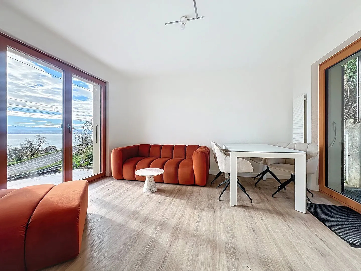 Garanti un point culminant - villa rénovée avec terrasse et vue sur le lac ! - Photo 2 sur 15