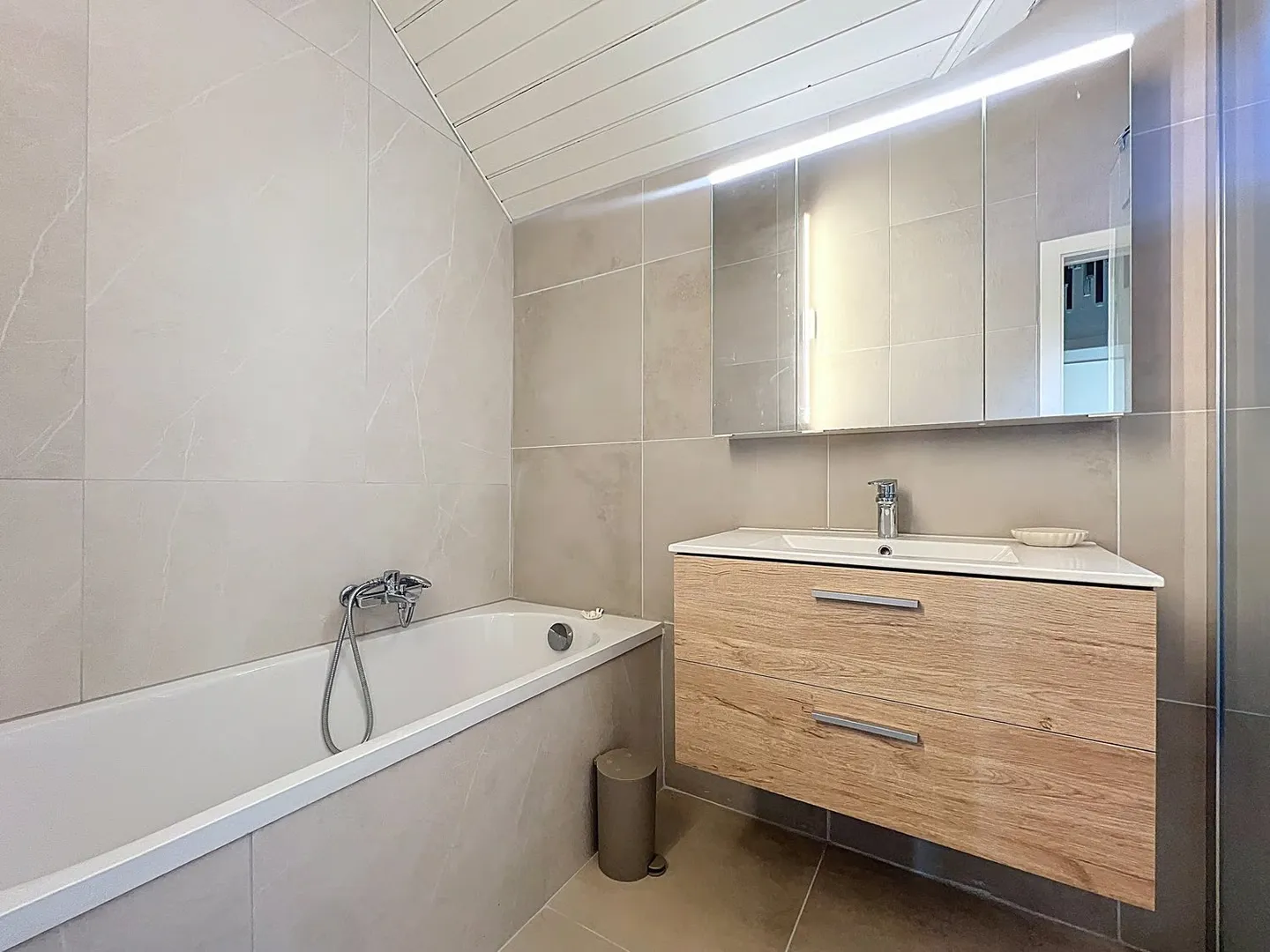 Garanti un point culminant - villa rénovée avec terrasse et vue sur le lac ! - Photo 11 sur 15