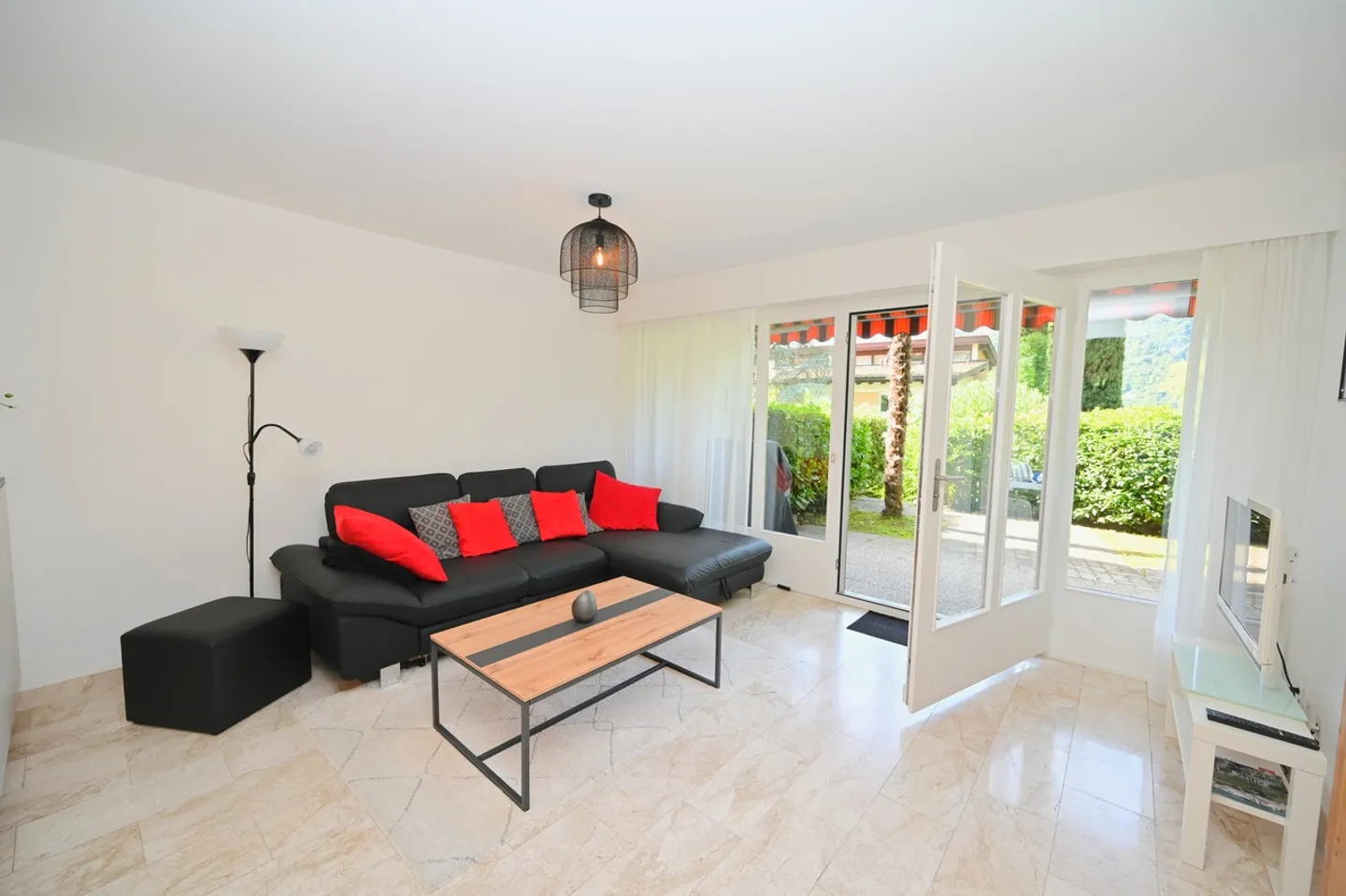 Holiday Home - Living with Stunning View and Garden - Photo 6 of 15