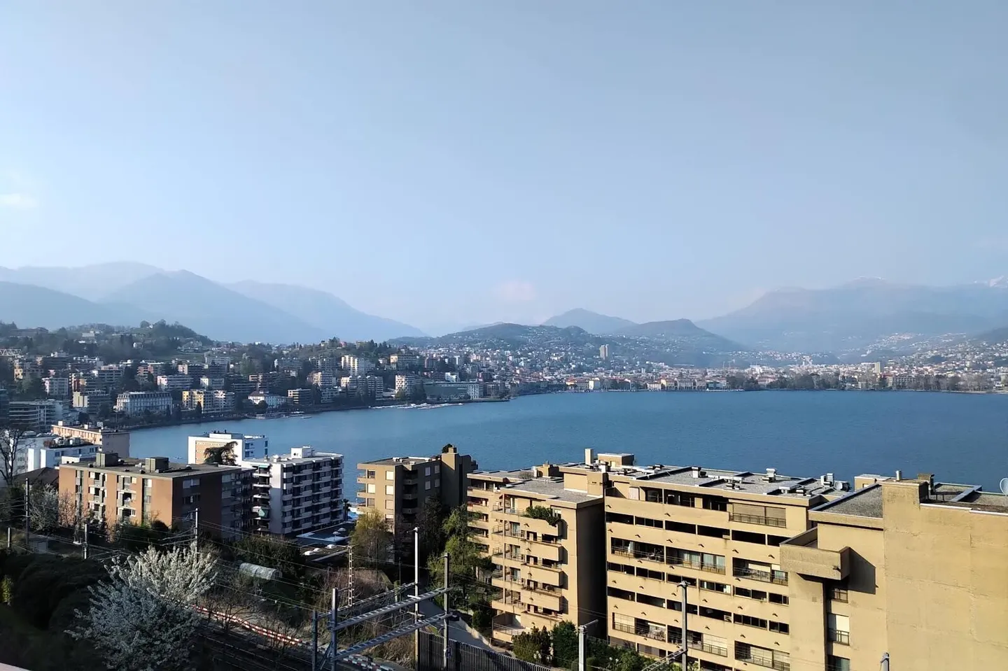 ÉLÉGANT 3.5 PIÈCES AVEC TERRASSE ET VUE SUR LE LAC À PARADISO - Photo 5 sur 10